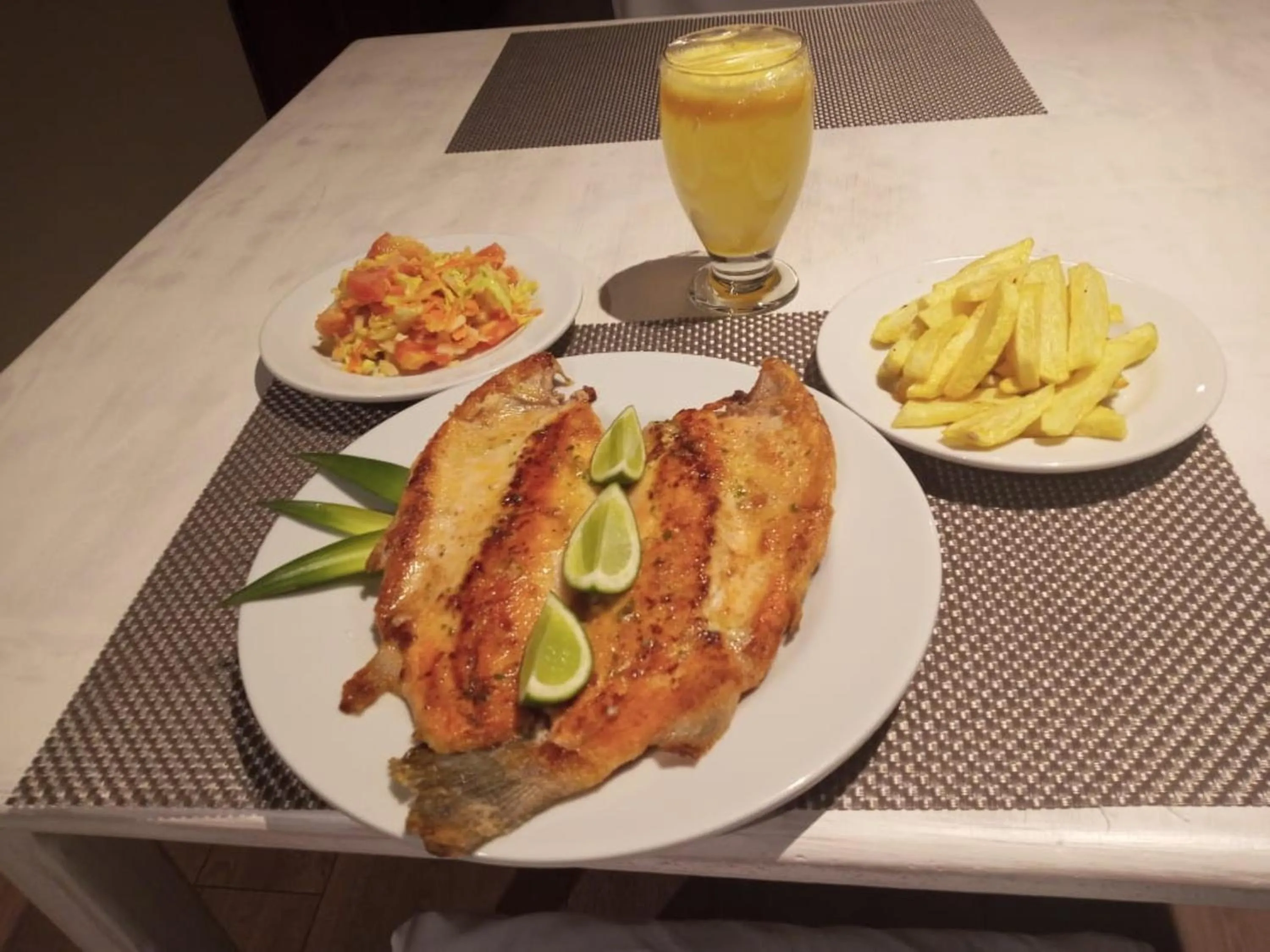 Restaurant/places to eat in Hotel Dinastia Real