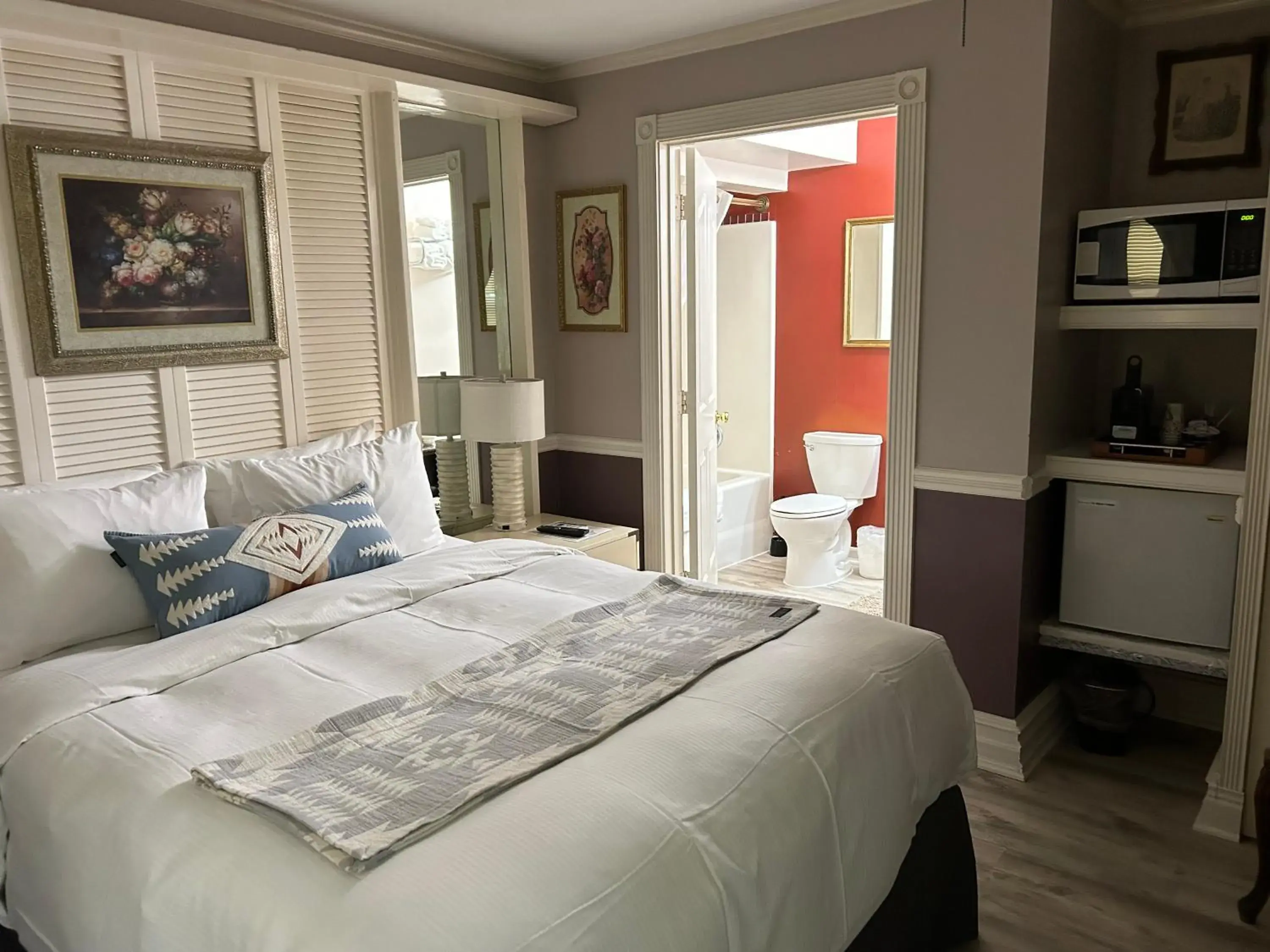 Photo of the whole room, Bed in Arrowhead Lake Inn Photo of the whole room, Bed in Arrowhead Lake Inn