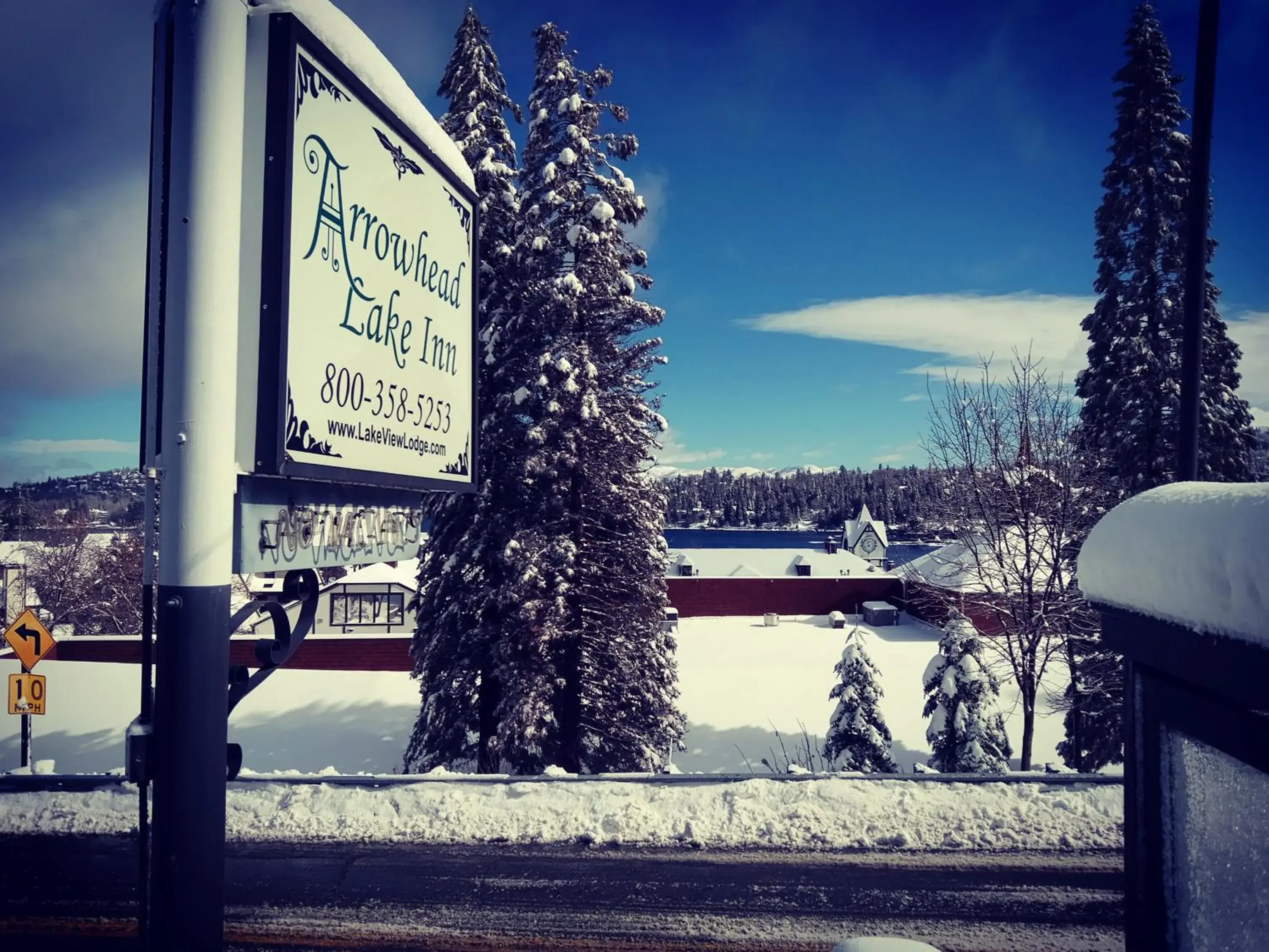 Property building in Arrowhead Lake Inn Property building in Arrowhead Lake Inn