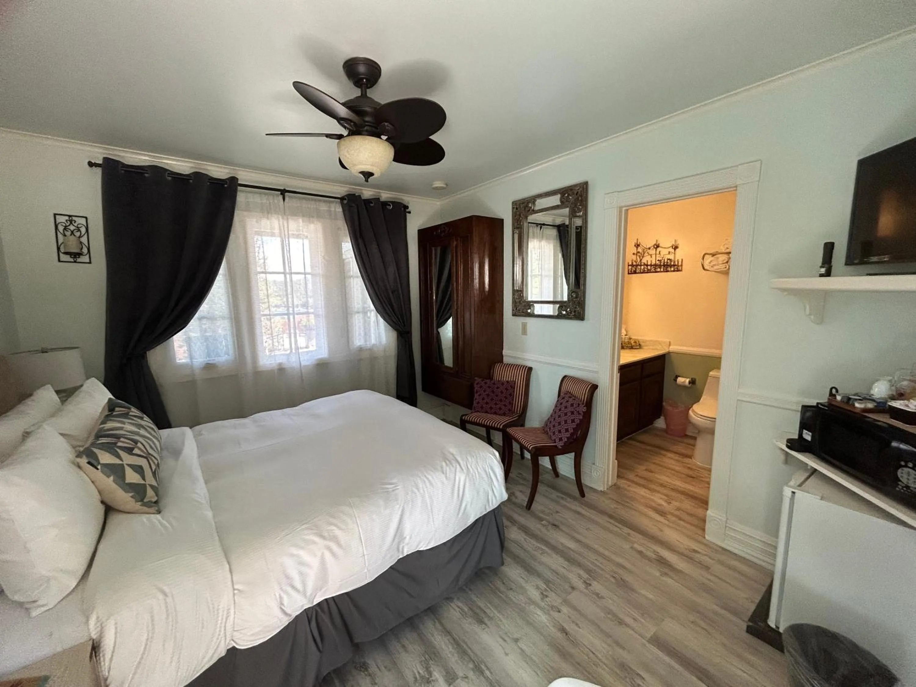 Bed in Arrowhead Lake Inn