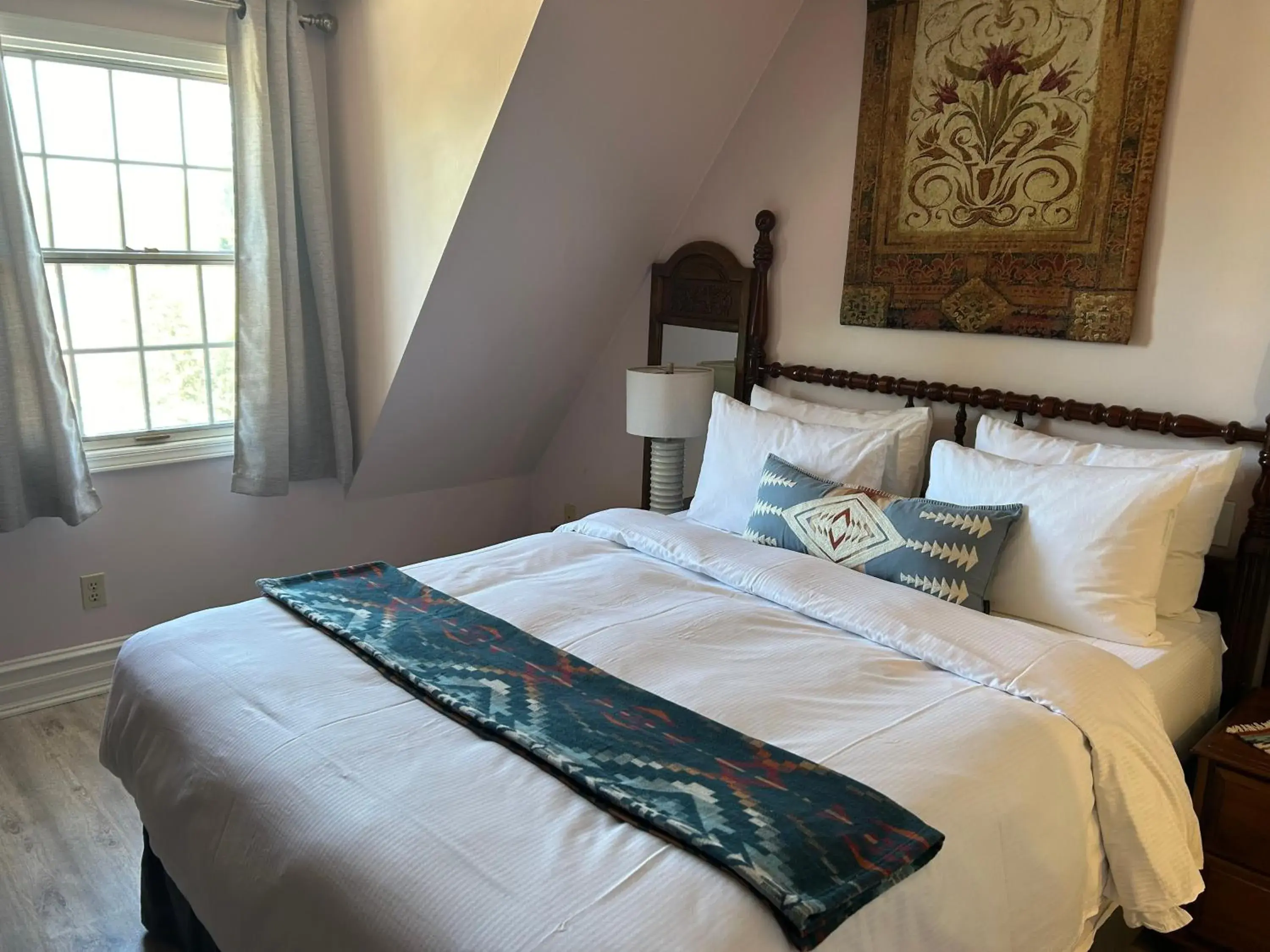 Bed in Arrowhead Lake Inn Bed in Arrowhead Lake Inn