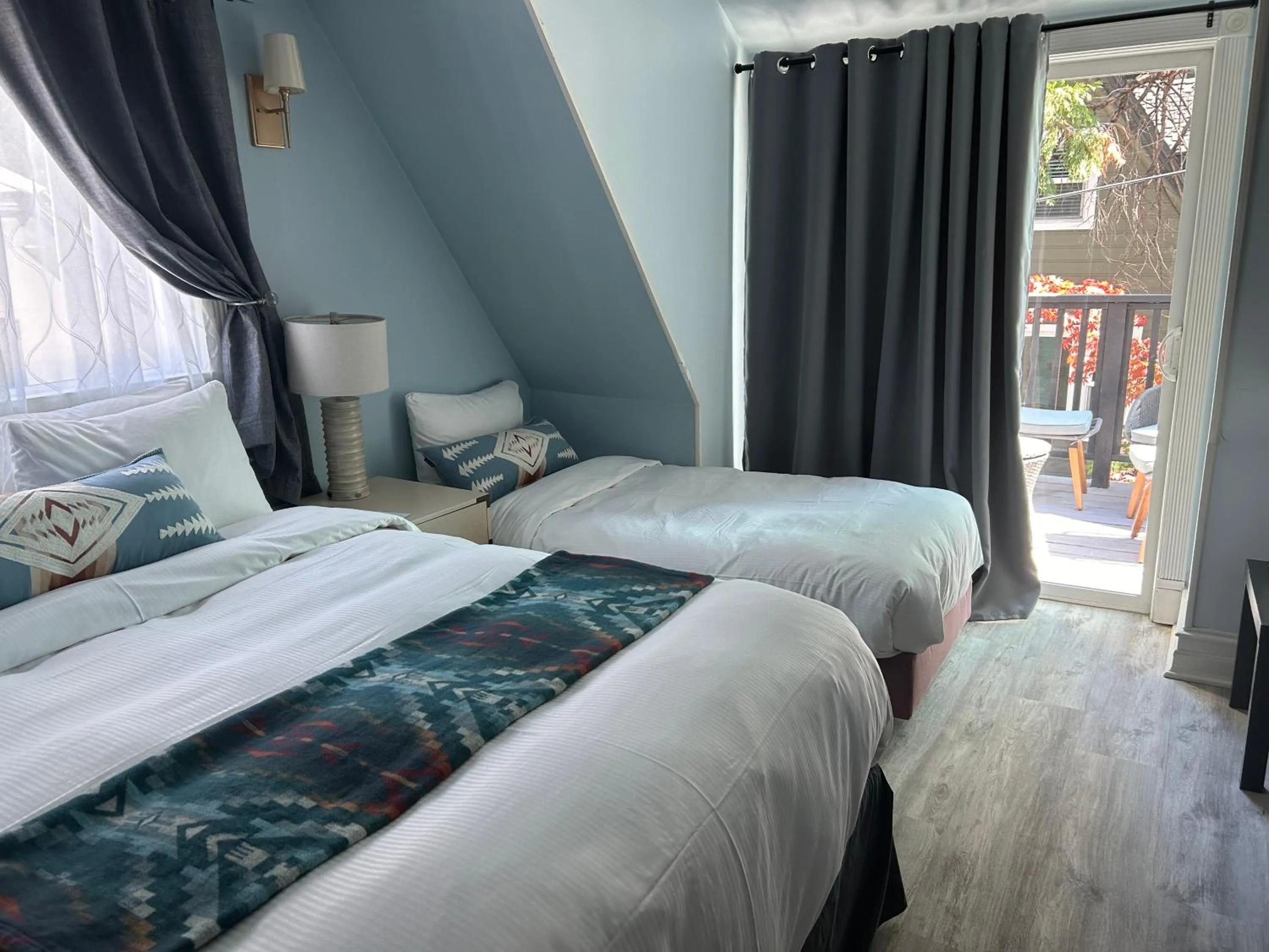 Photo of the whole room, Bed in Arrowhead Lake Inn