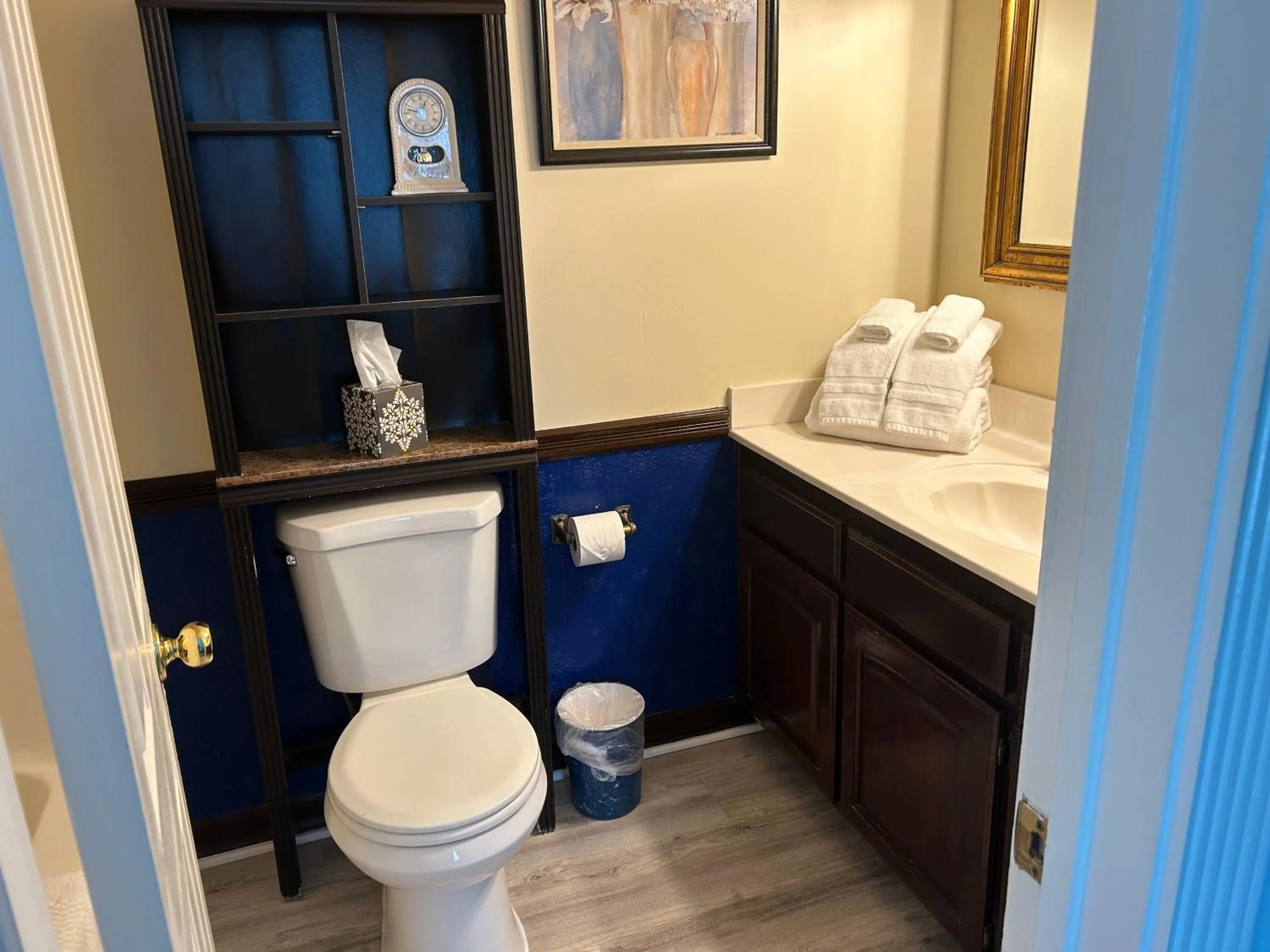 Bathroom in Arrowhead Lake Inn