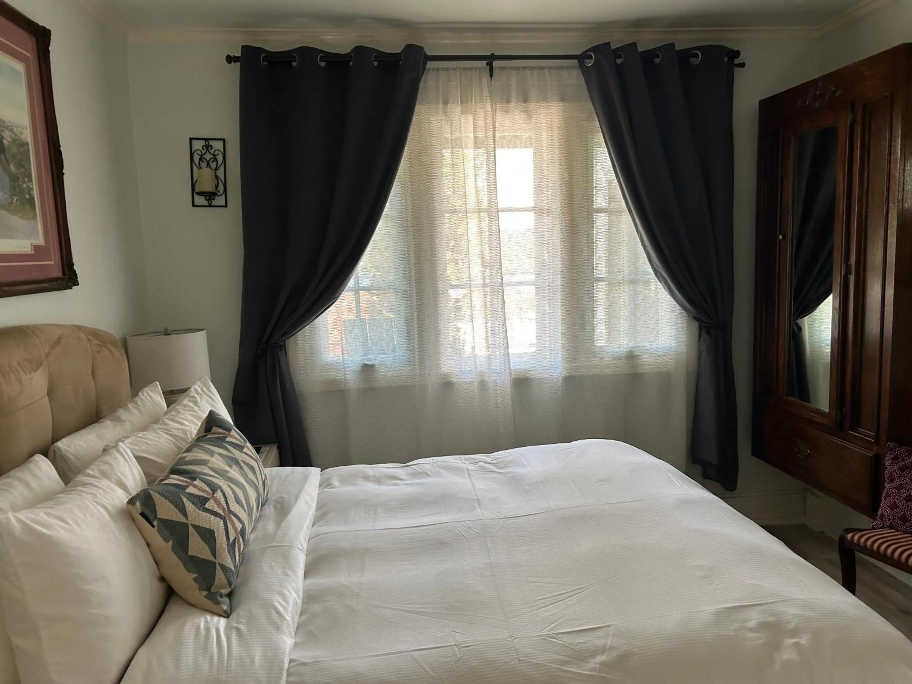 Bed in Arrowhead Lake Inn