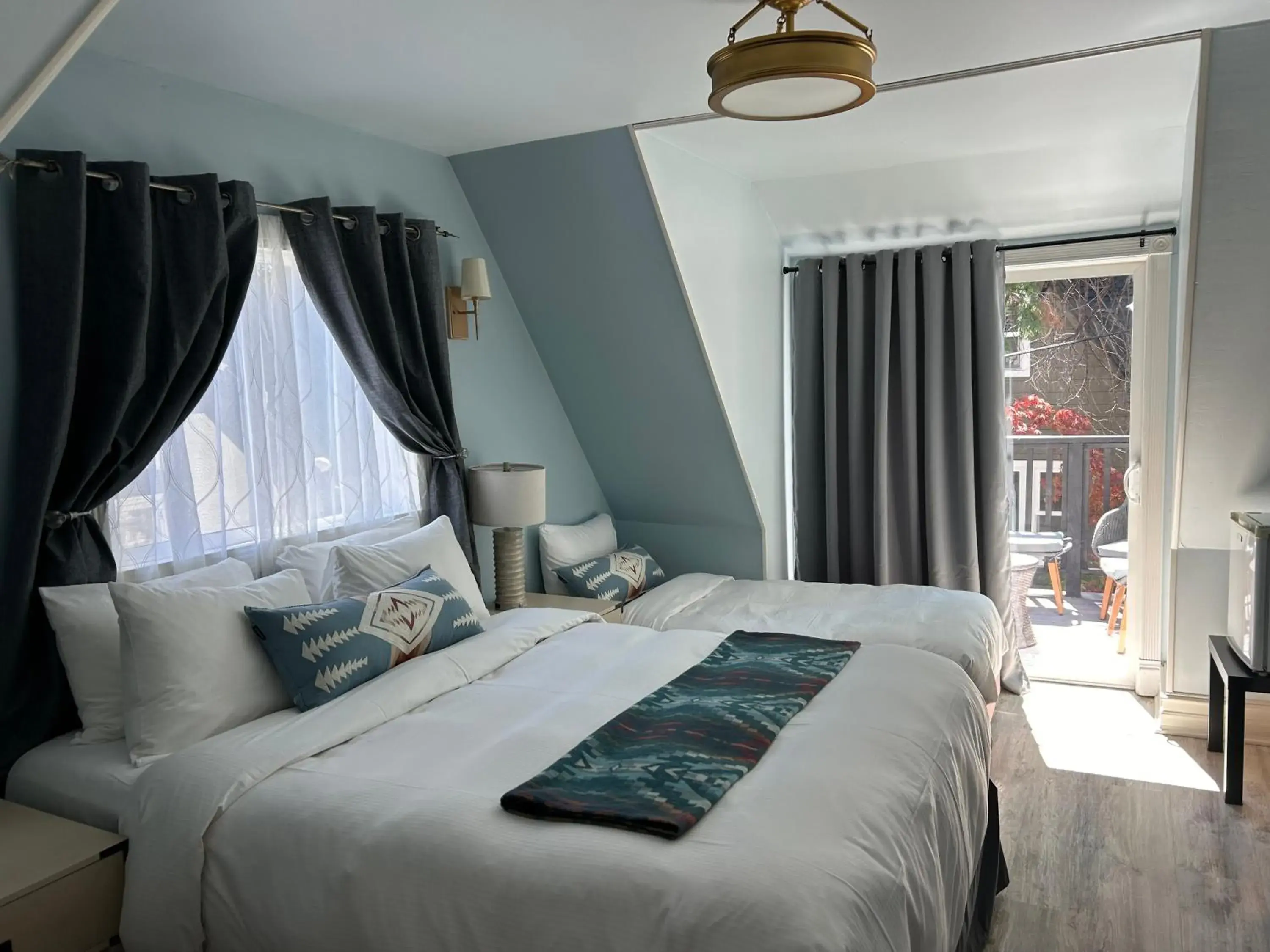 Bed in Arrowhead Lake Inn Bed in Arrowhead Lake Inn