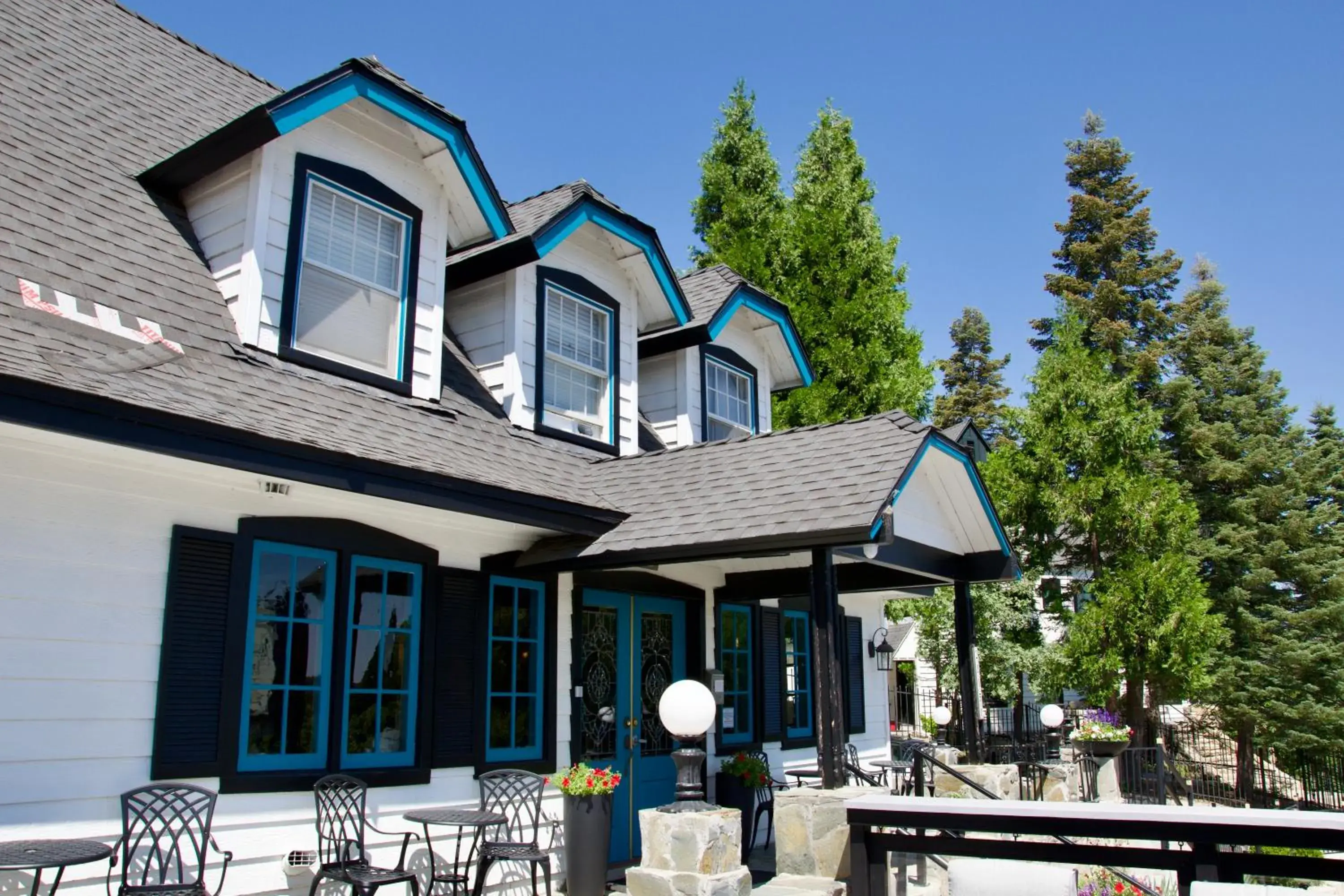 Property building in Arrowhead Lake Inn Property building in Arrowhead Lake Inn