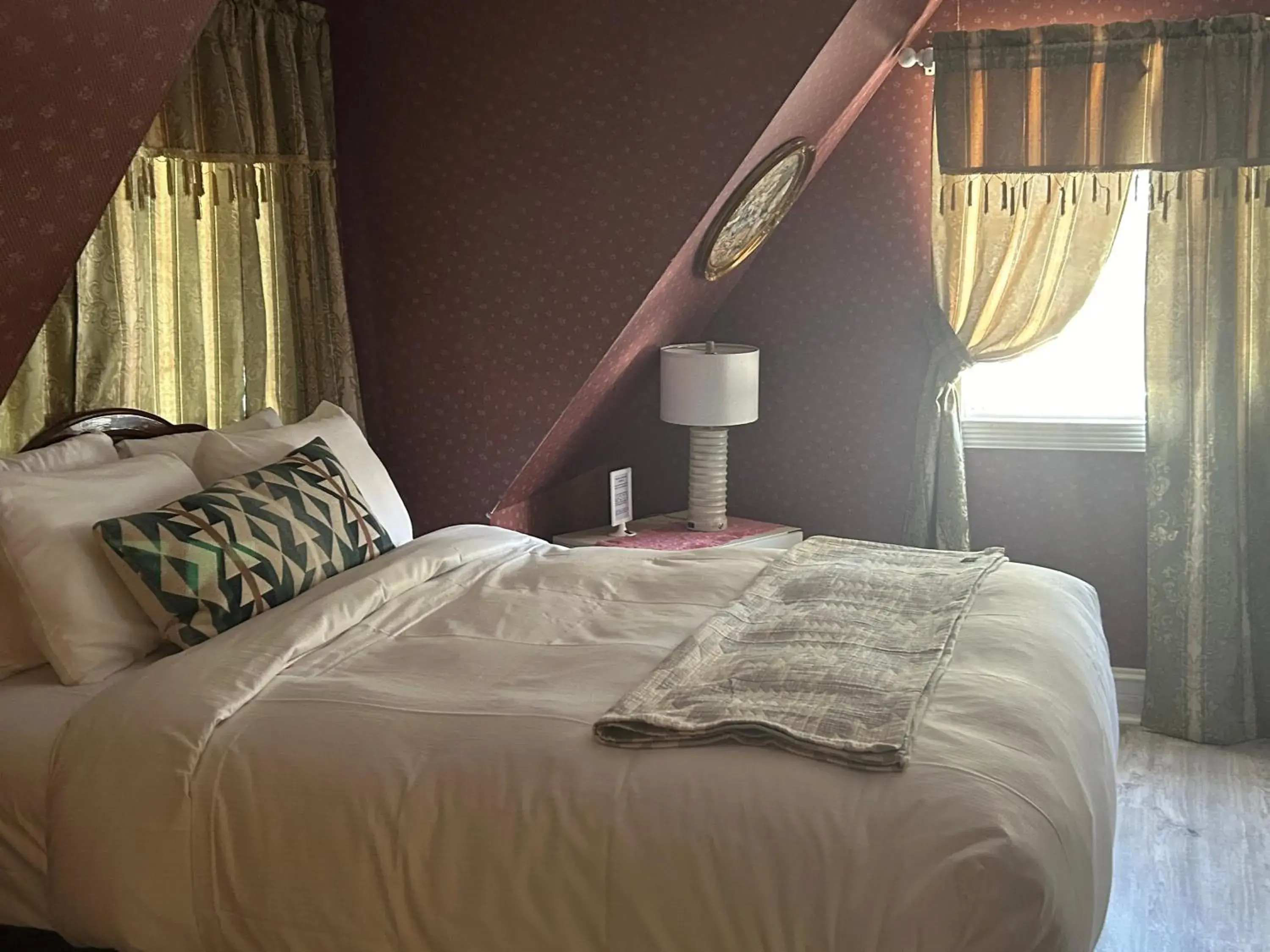 Bed in Arrowhead Lake Inn Bed in Arrowhead Lake Inn