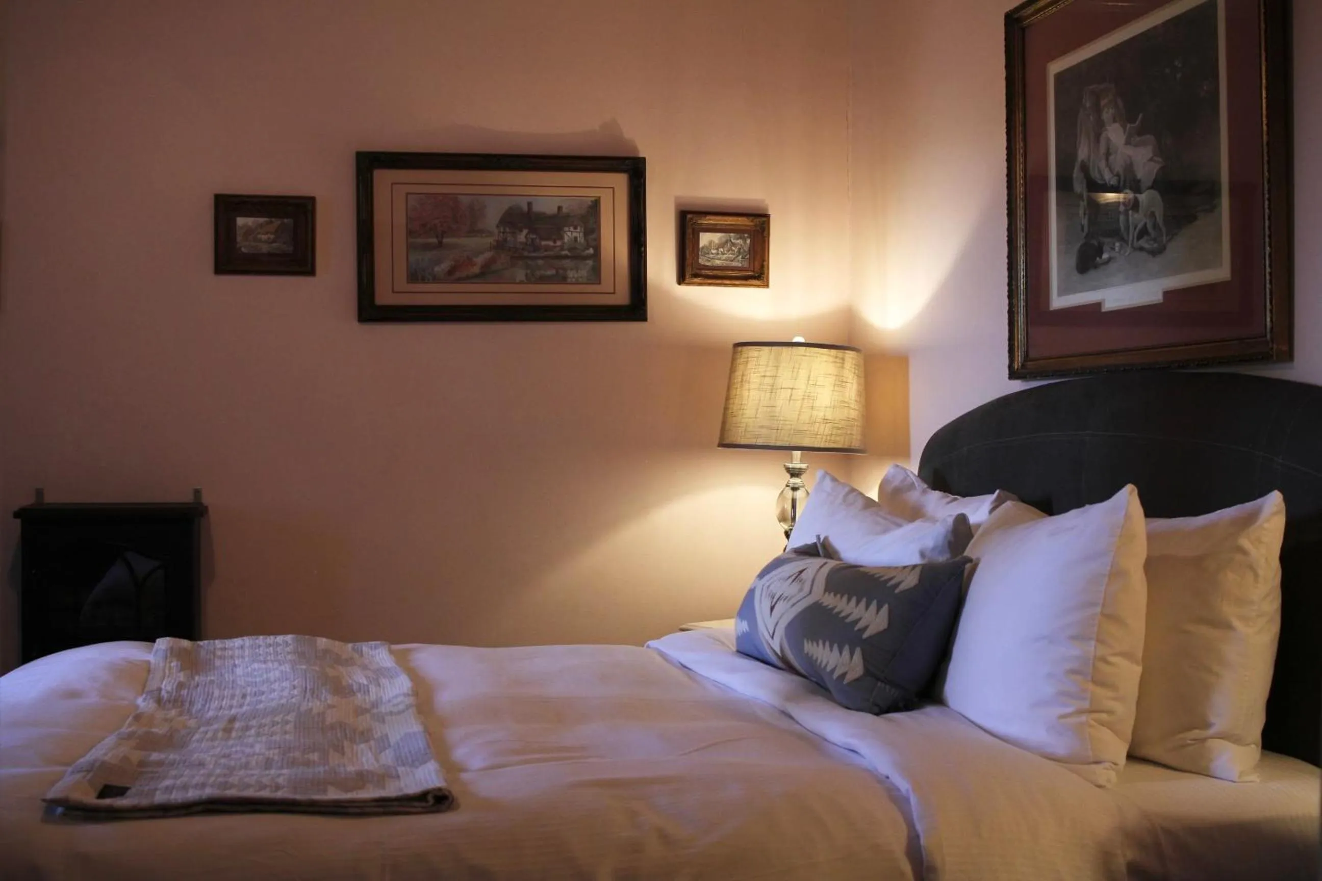 Bed in Arrowhead Lake Inn