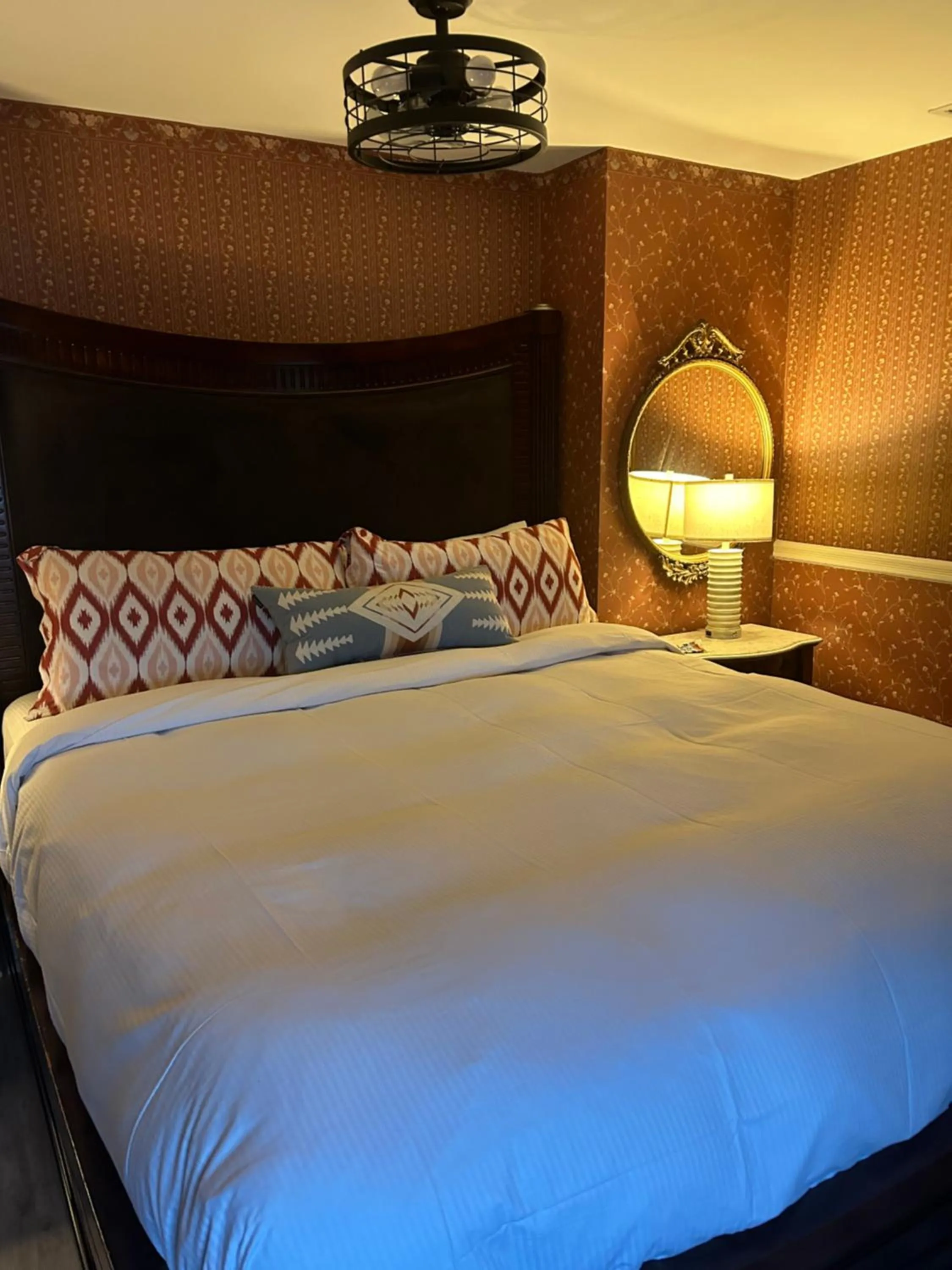 Bed in Arrowhead Lake Inn