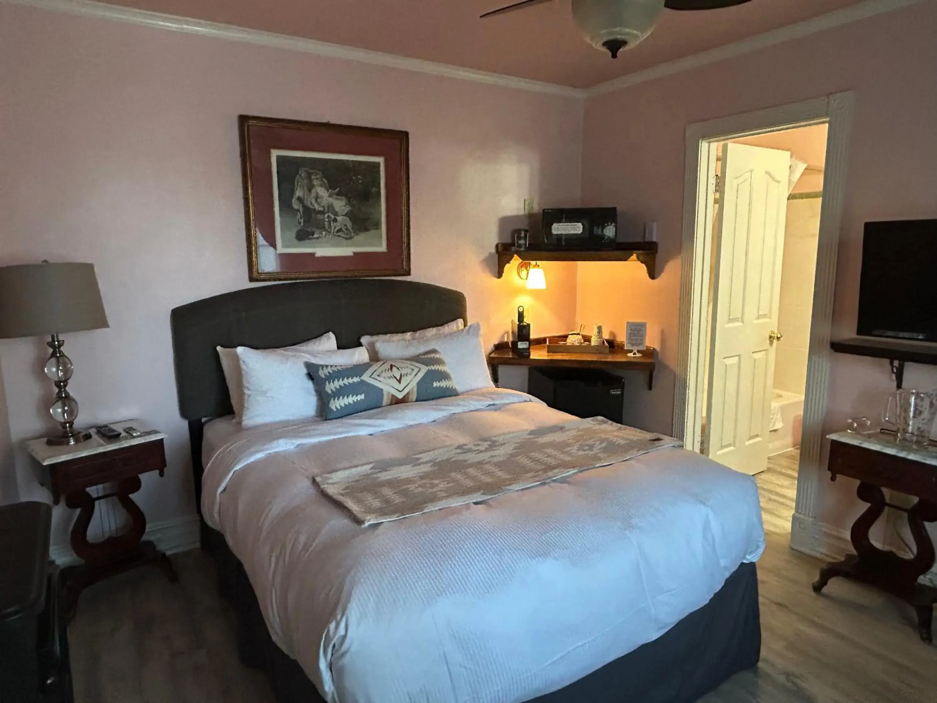 Photo of the whole room, Bed in Arrowhead Lake Inn Photo of the whole room, Bed in Arrowhead Lake Inn