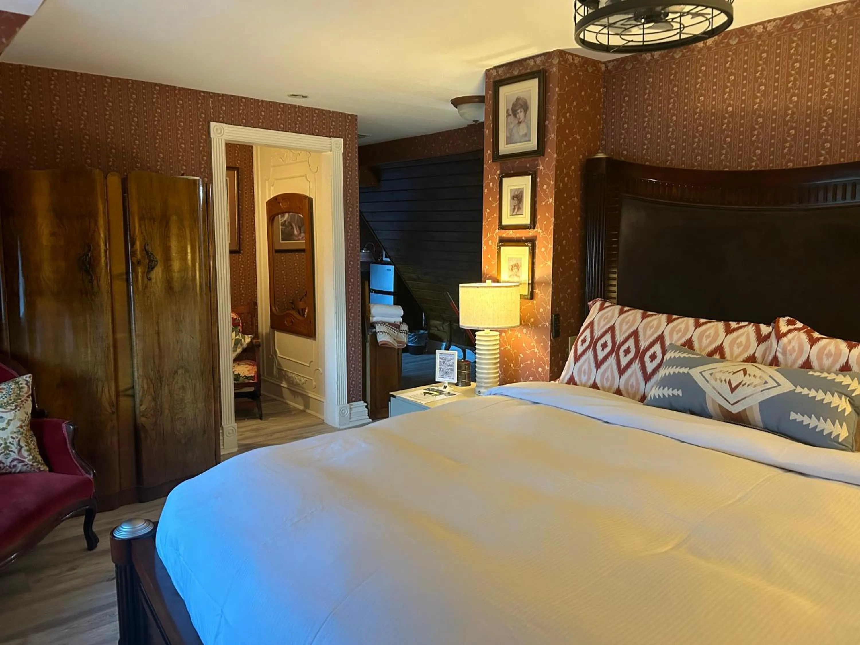 Photo of the whole room, Bed in Arrowhead Lake Inn