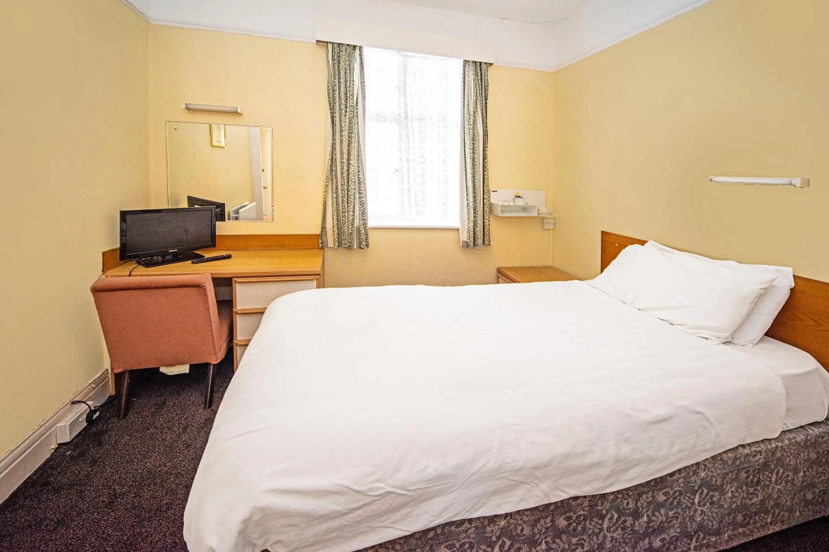 Bedroom, Bed in The Sherwood Palm Hotel, Torquay Beach