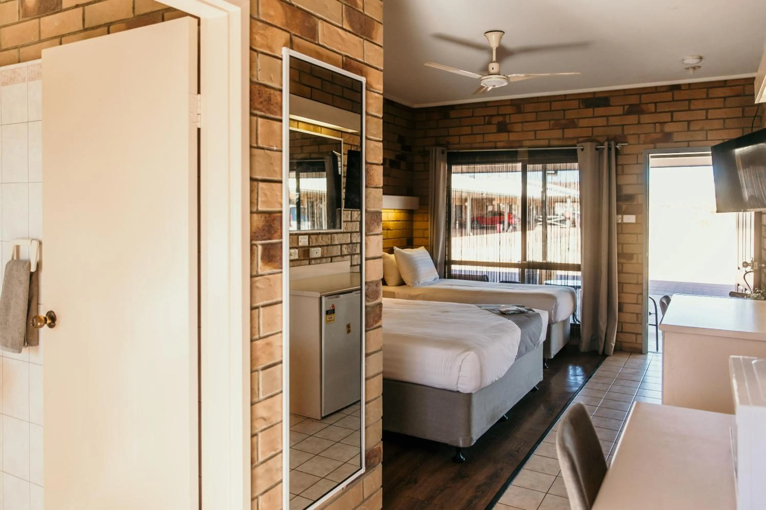 Bathroom, Bed in Abacus Motel