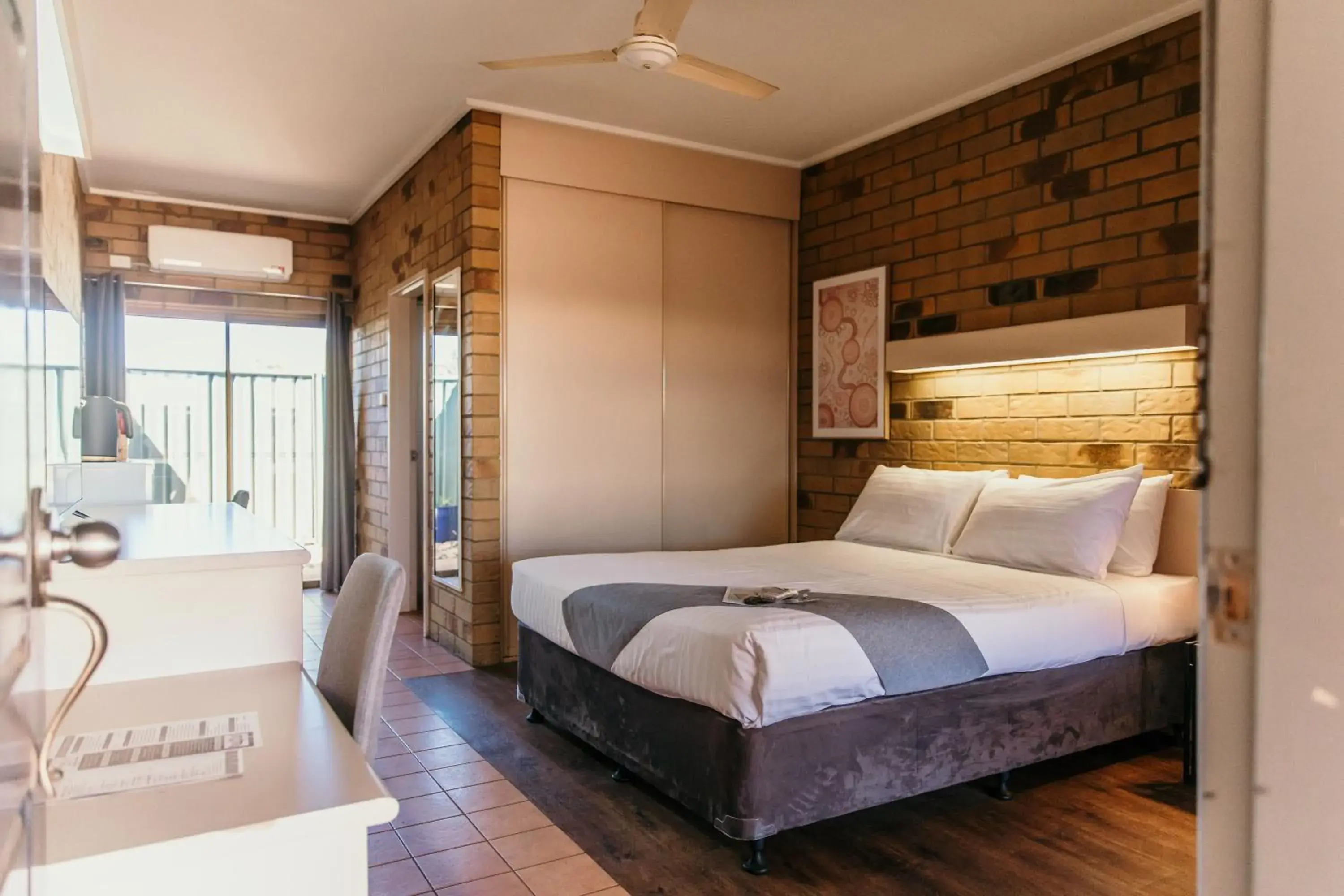 Queen Room in Abacus Motel Queen Room in Abacus Motel