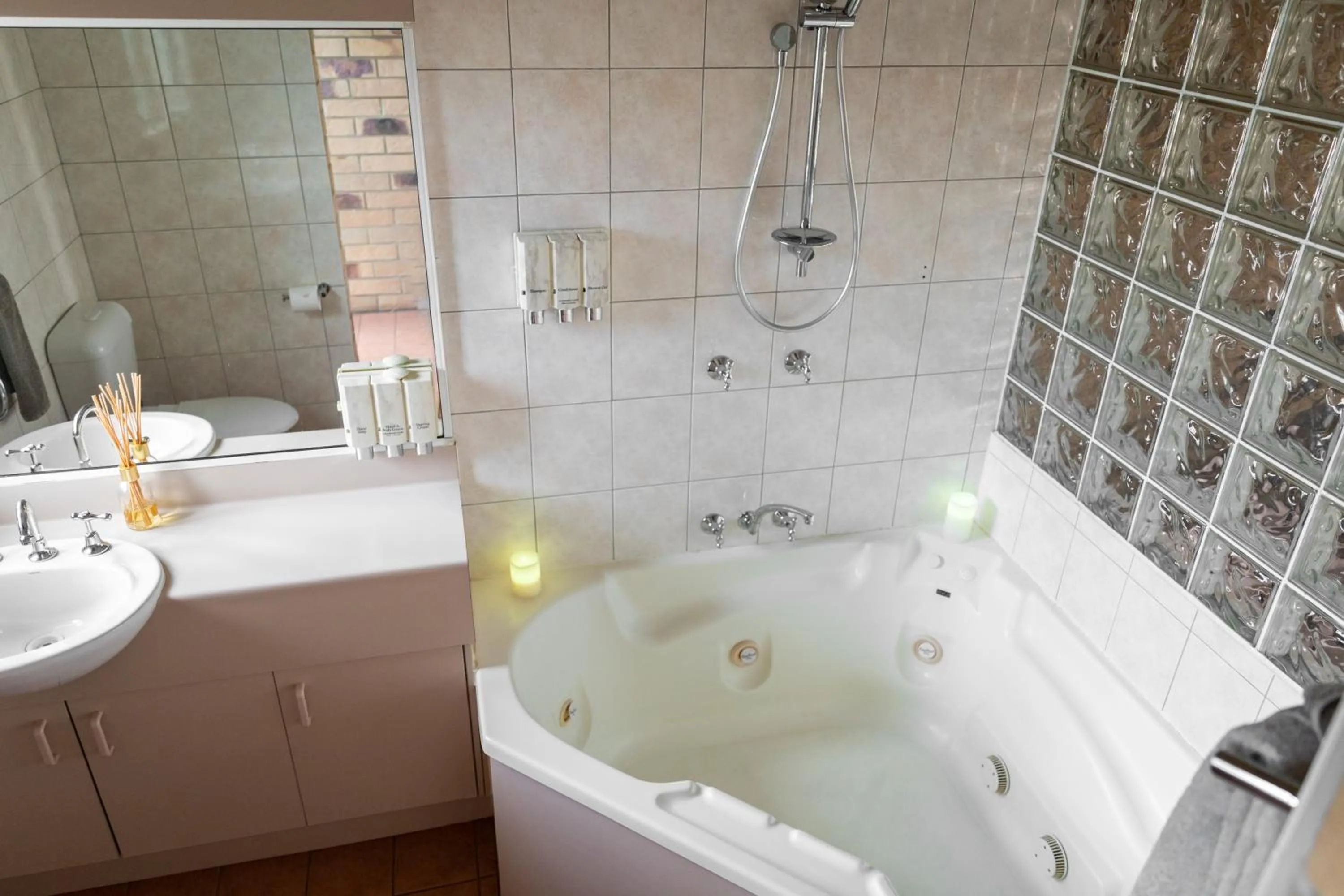 Bathroom in Abacus Motel