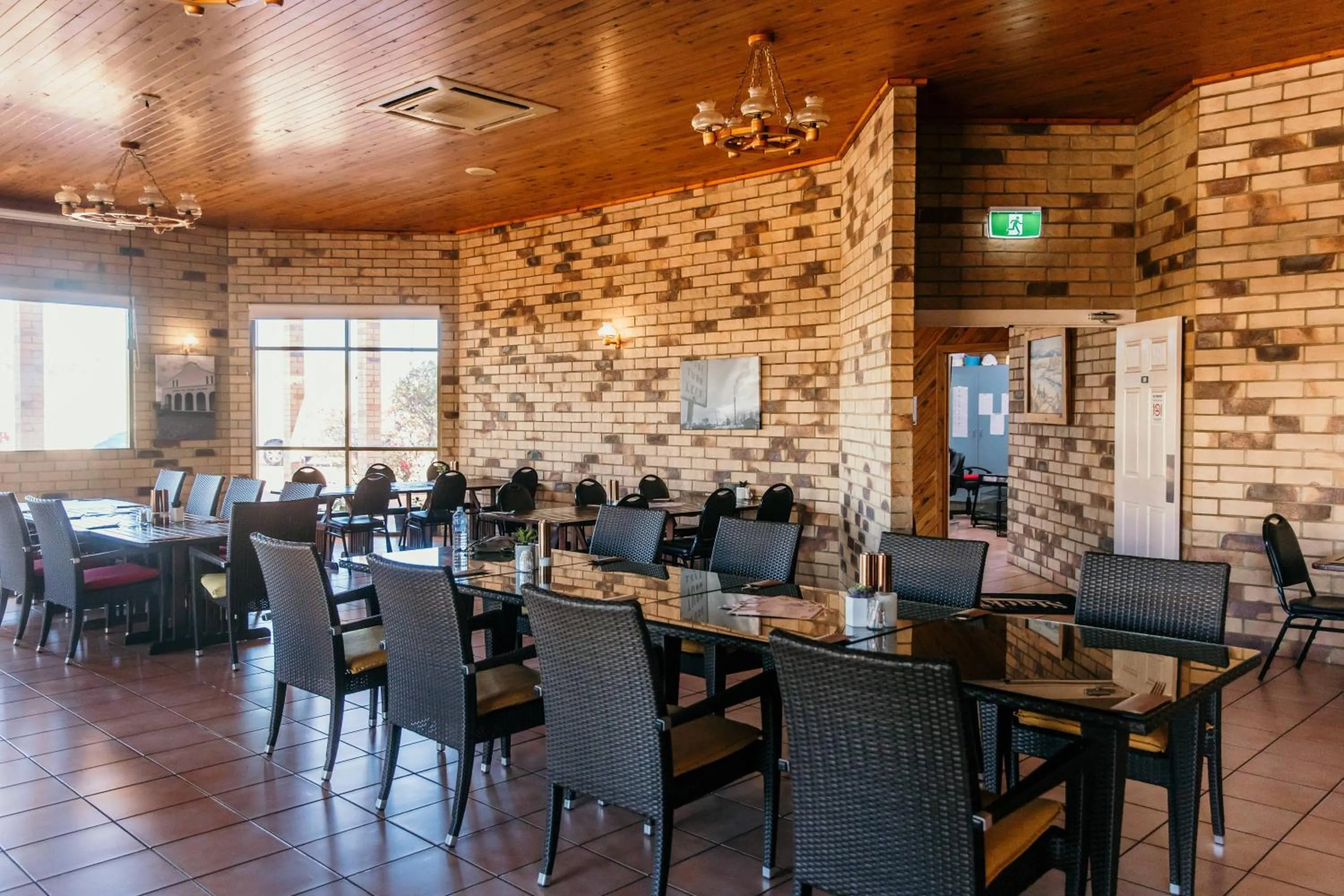 Restaurant/places to eat in Abacus Motel