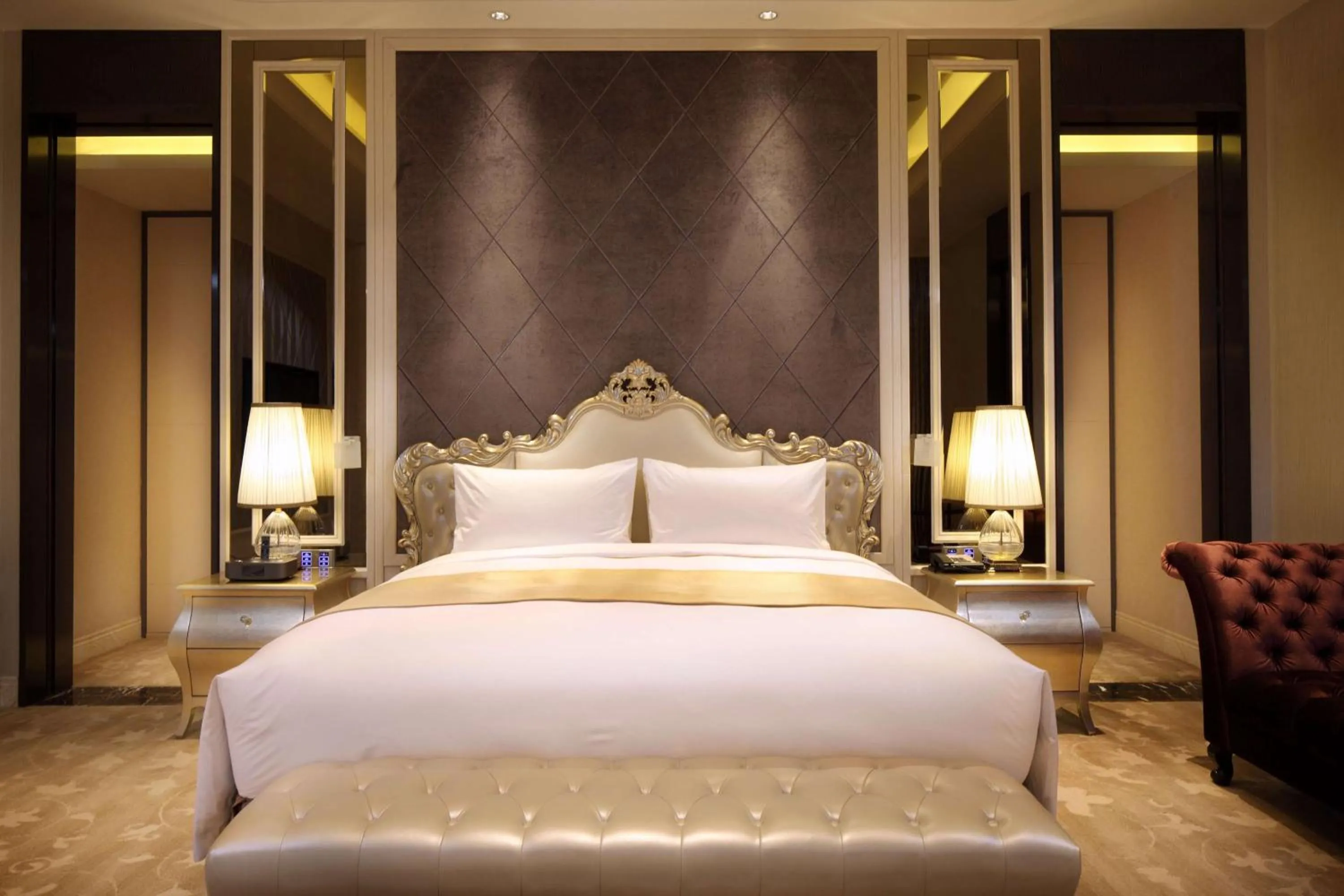 Photo of the whole room, Bed in DoubleTree by Hilton Guangzhou - Near Beijing Road Pedestrian Street