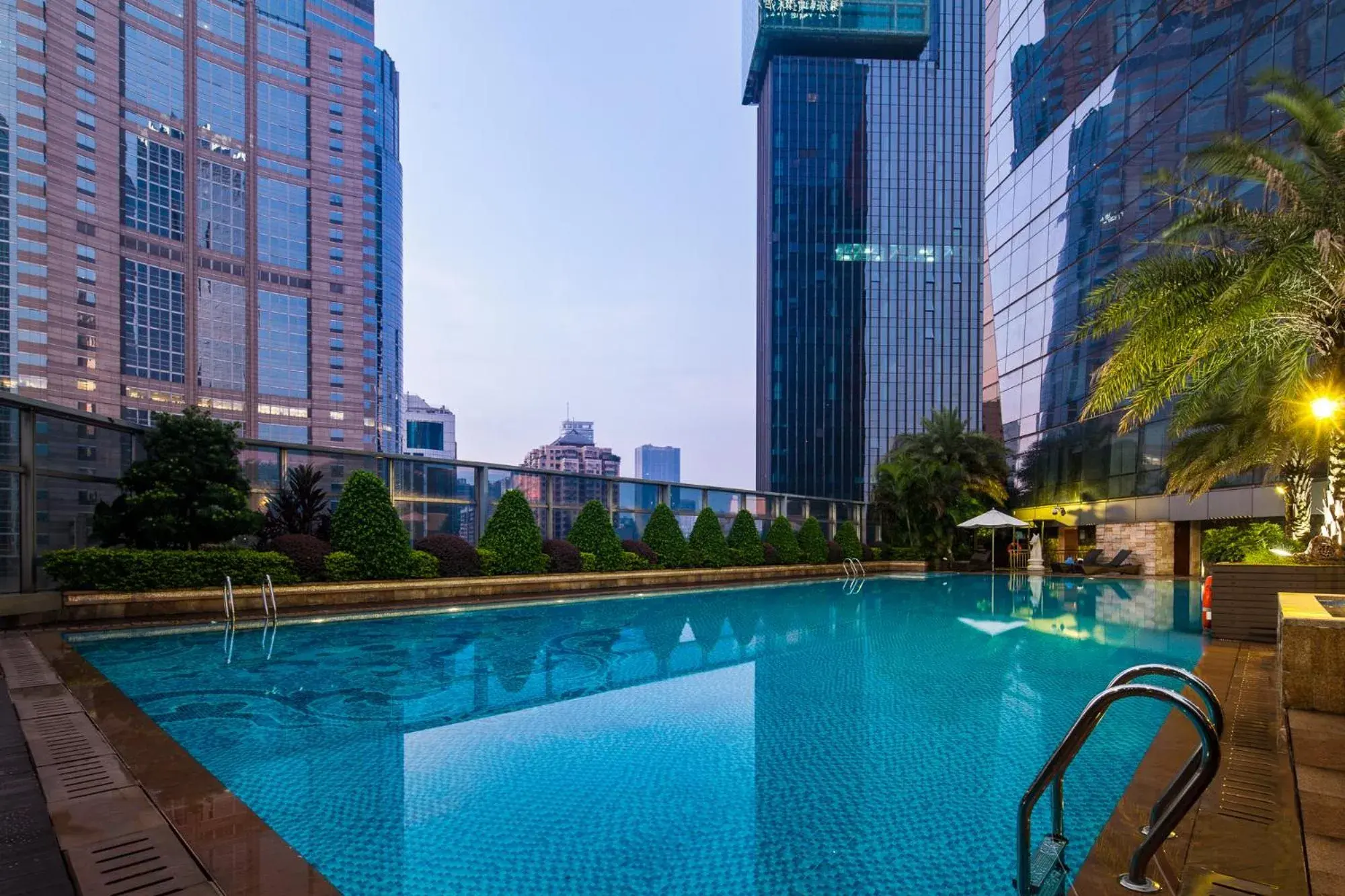 Swimming pool in DoubleTree by Hilton Guangzhou - Near Beijing Road Pedestrian Street Swimming pool in DoubleTree by Hilton Guangzhou - Near Beijing Road Pedestrian Street