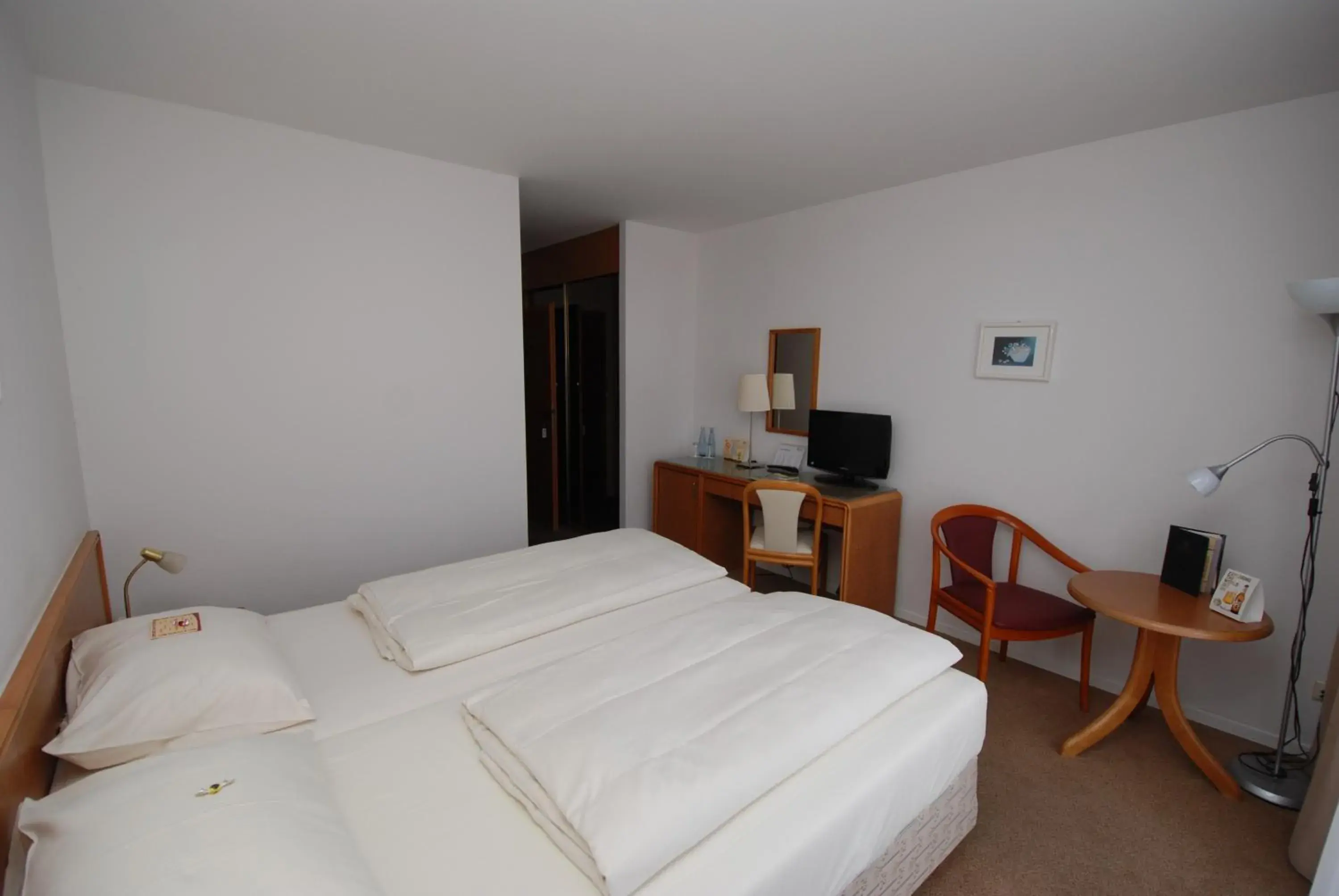 Street view, Bed in HK Hotel Düsseldorf City Street view, Bed in HK Hotel Düsseldorf City