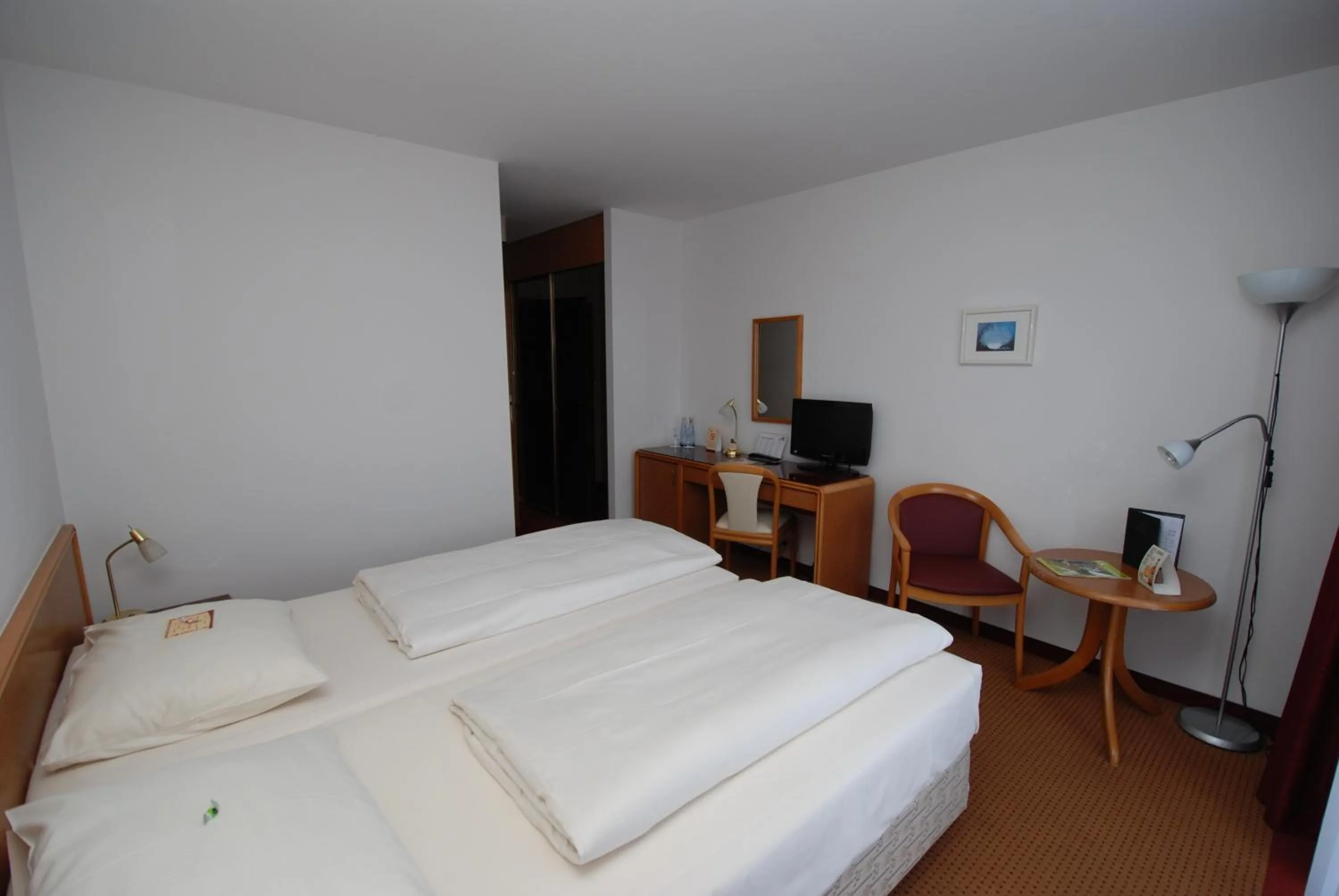 Photo of the whole room, Bed in HK Hotel Düsseldorf City