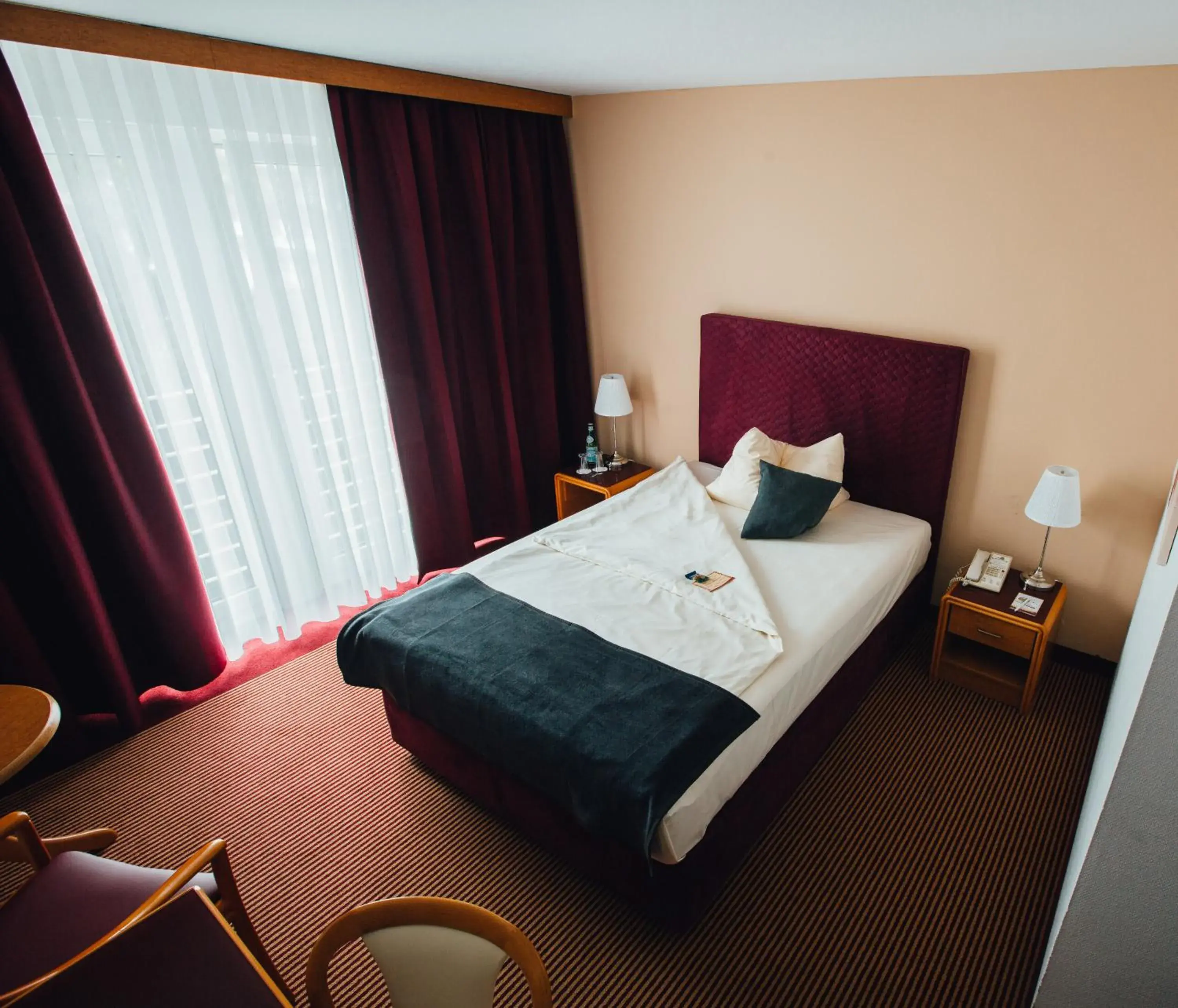 Coffee/tea facilities, Bed in HK Hotel Düsseldorf City Coffee/tea facilities, Bed in HK Hotel Düsseldorf City