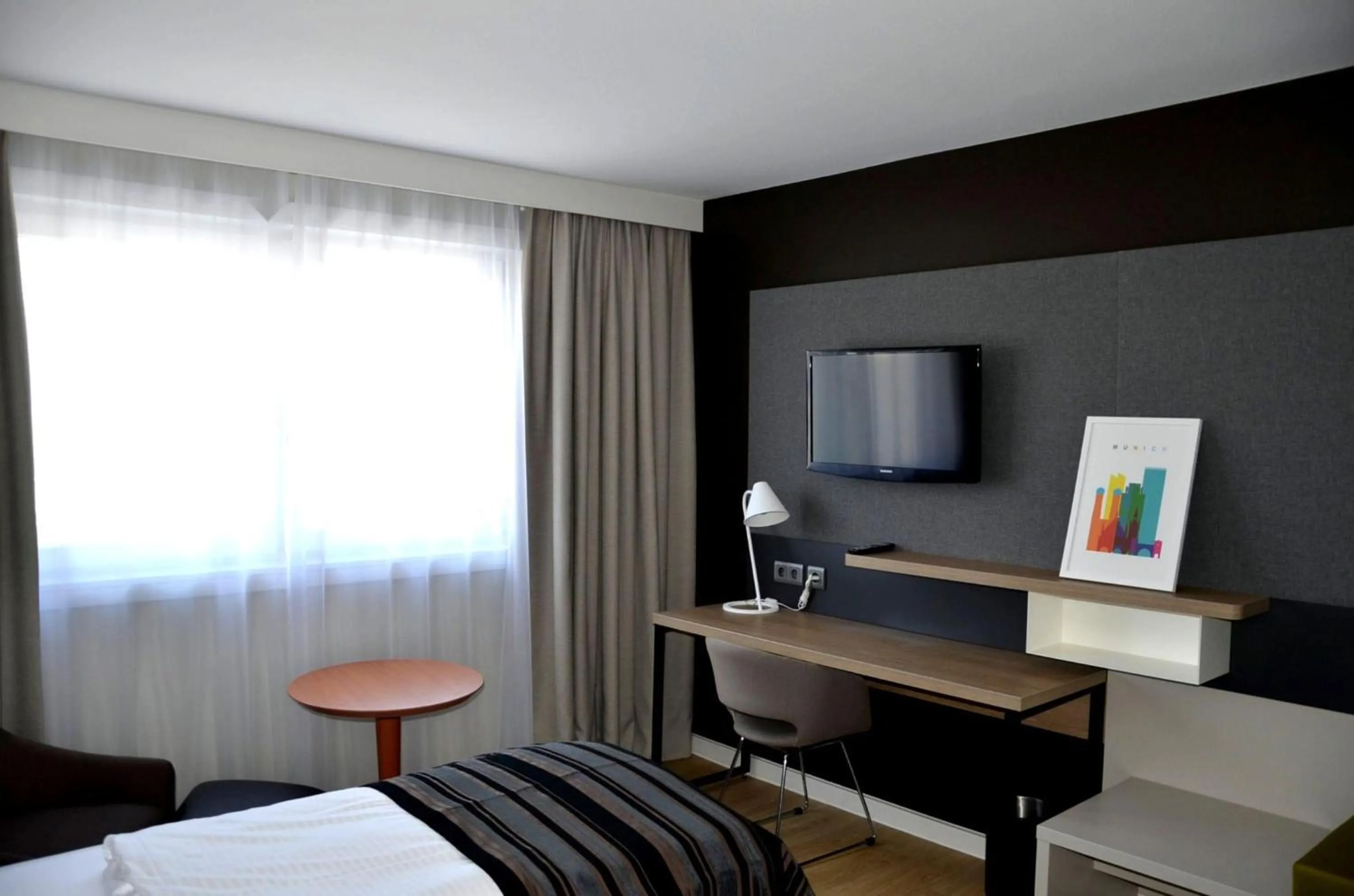 Photo of the whole room, Bed in Holiday Inn Munich City Centre by IHG