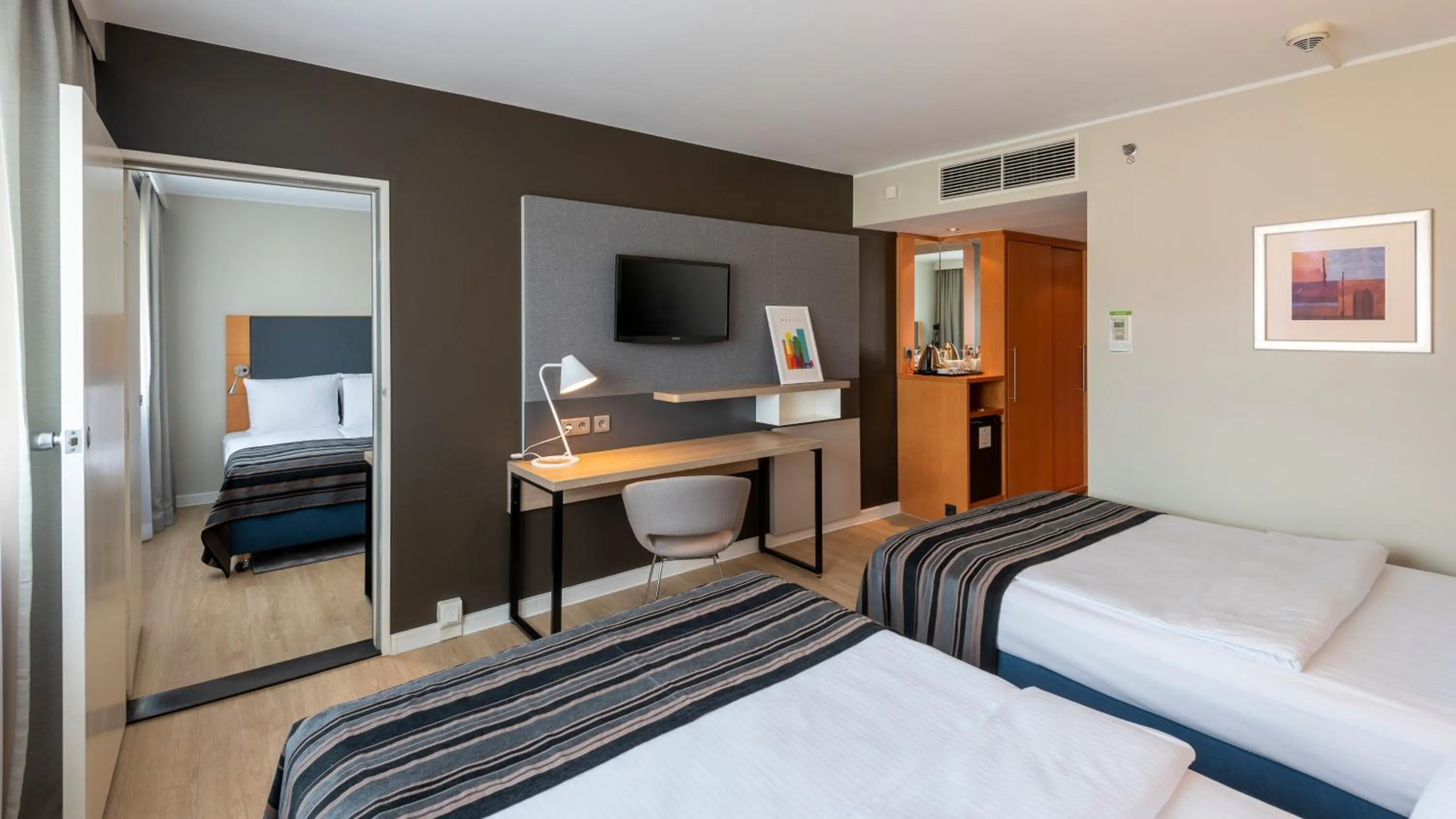 Photo of the whole room, Bed in Holiday Inn Munich City Centre by IHG
