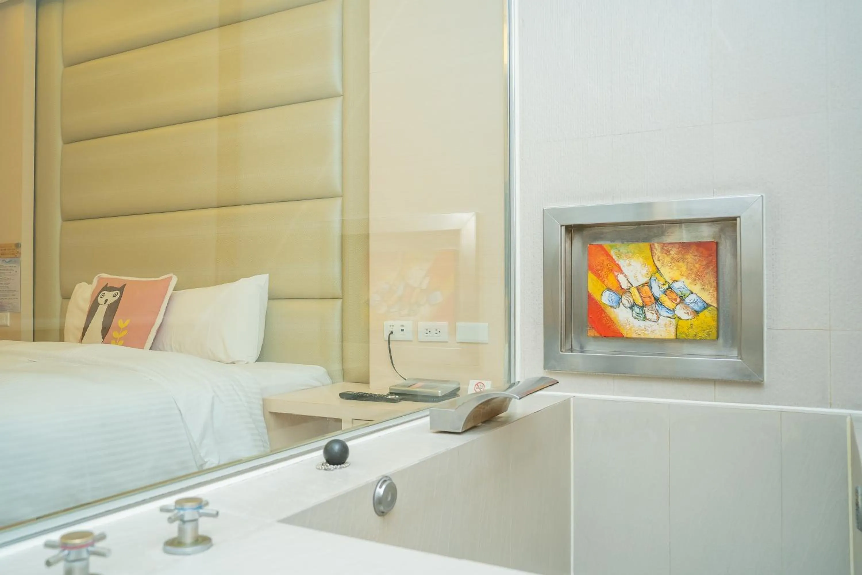 Bath, Bed in 日月潭天月水色民宿 (老街-停車-度假）skylight bnb