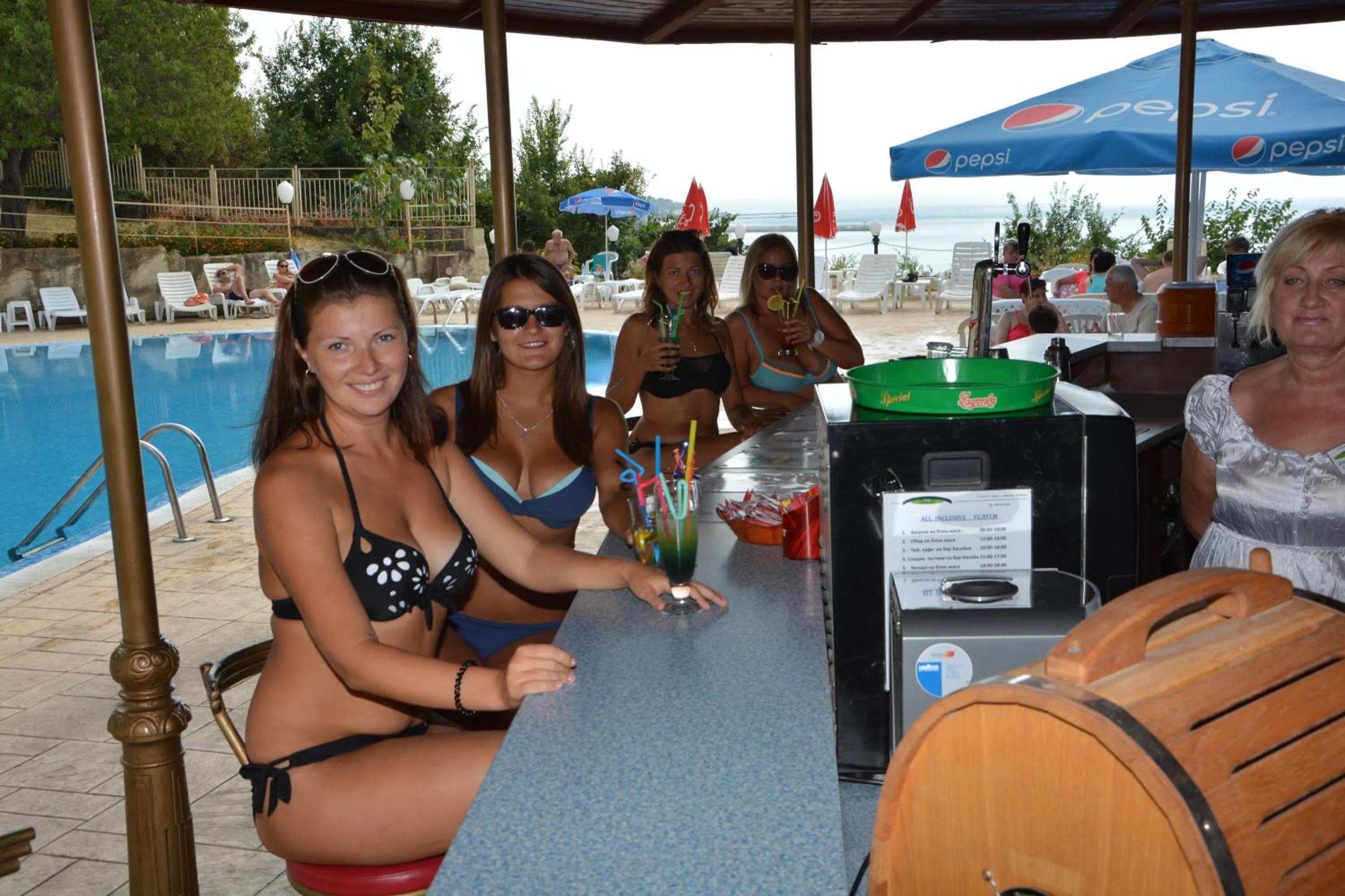 Lounge or bar in Ahilea Hotel - Free Pool Access