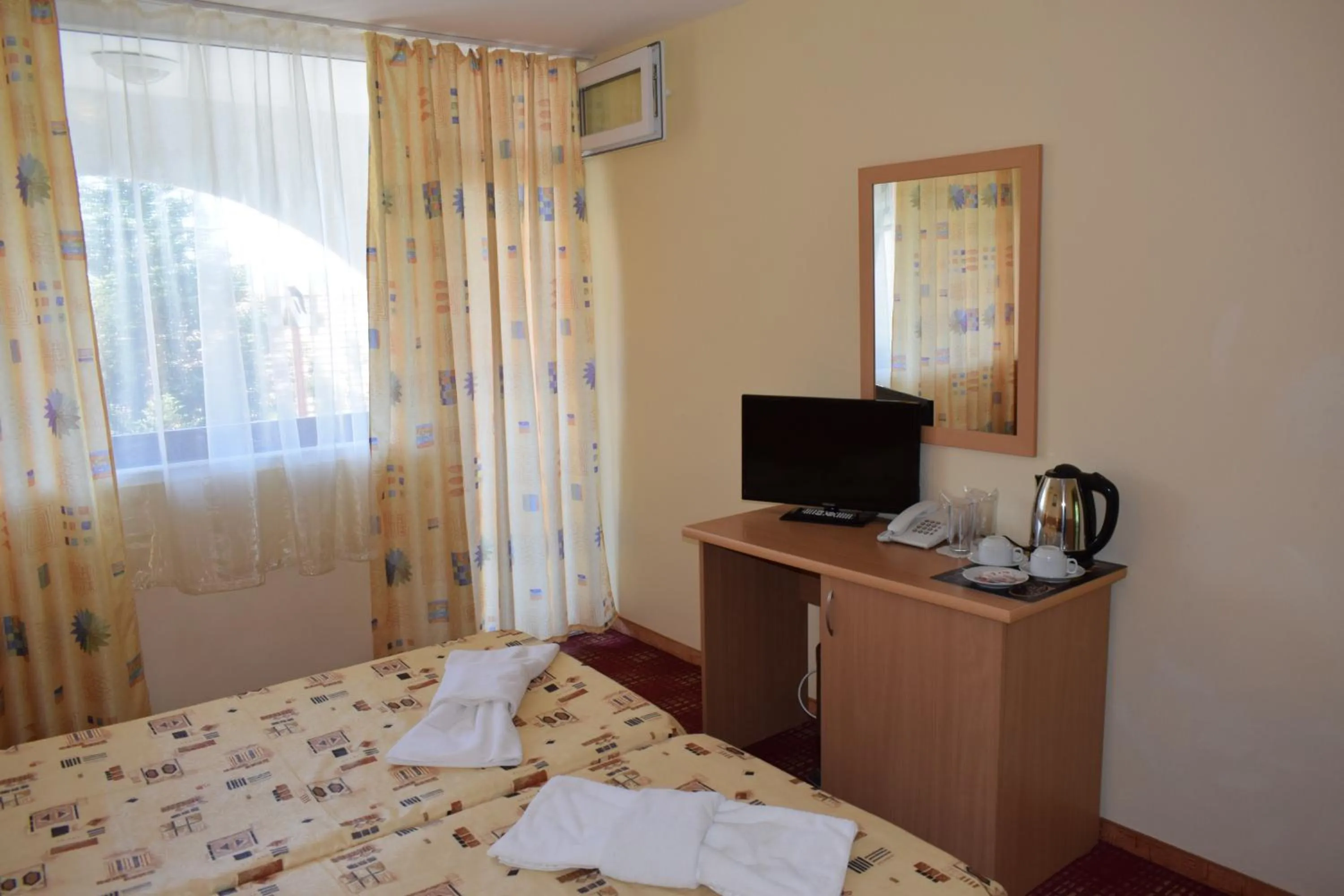 TV and multimedia, Bed in Ahilea Hotel - Free Pool Access