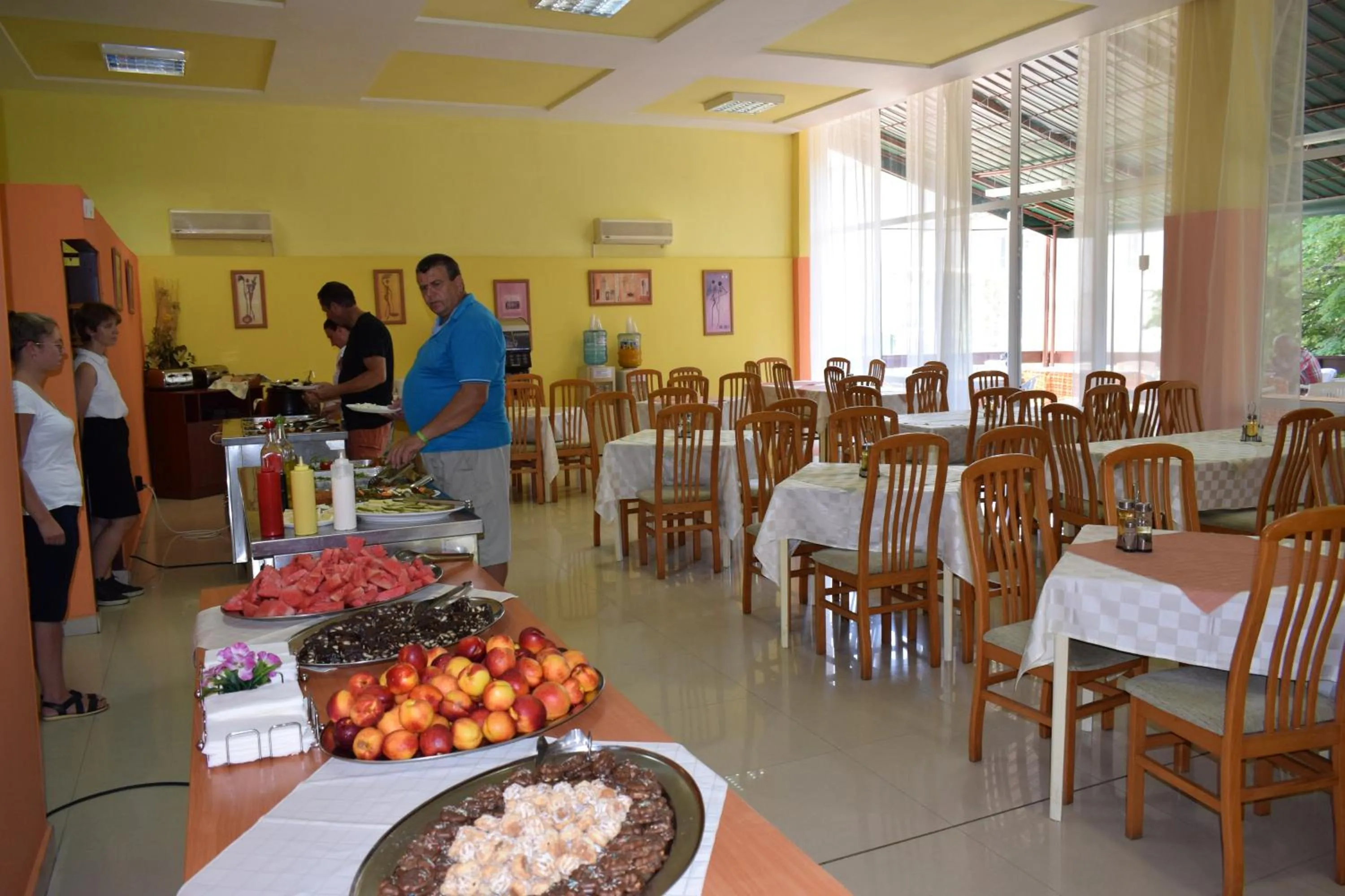 Restaurant/places to eat in Ahilea Hotel - Free Pool Access