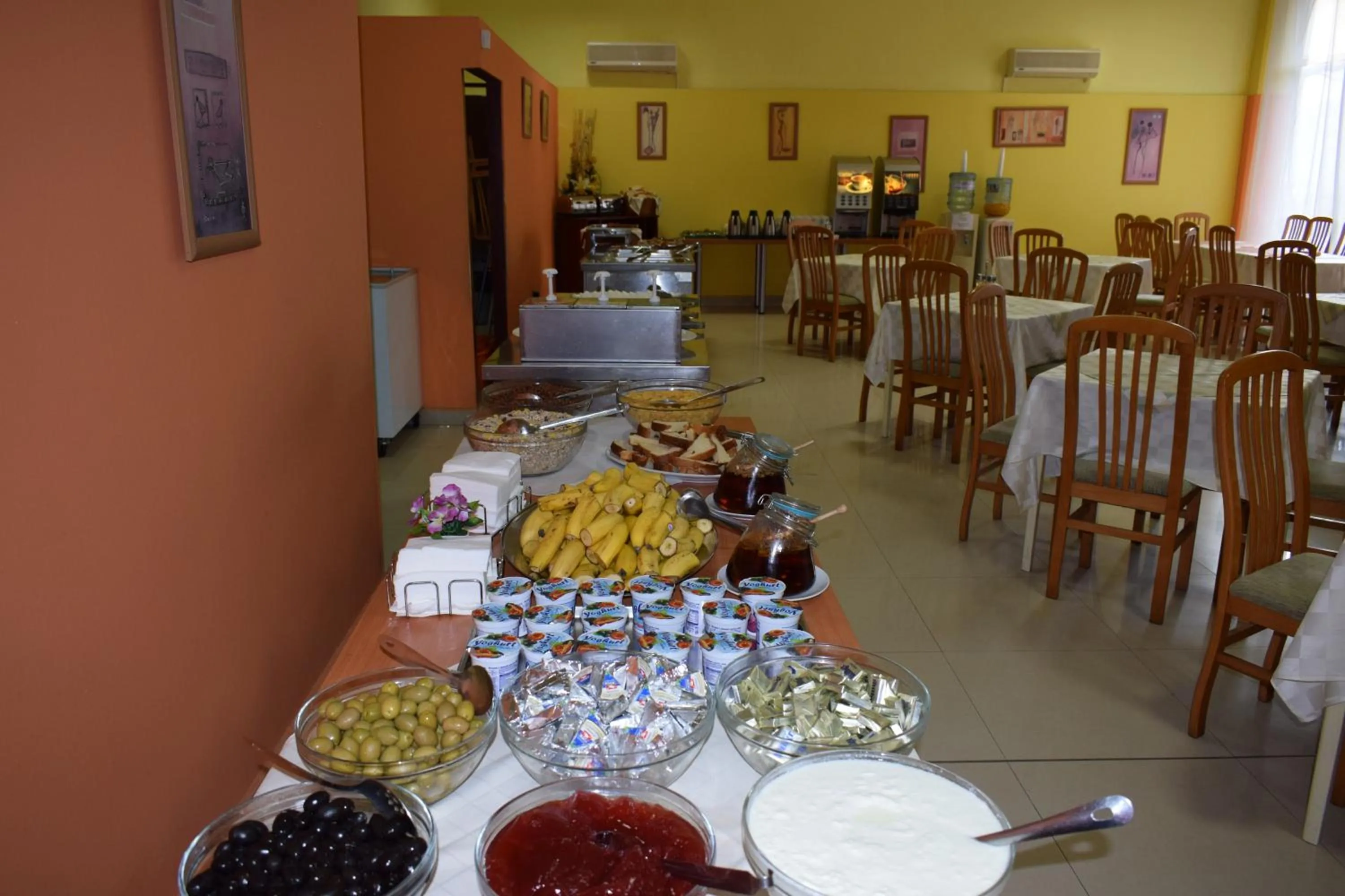 Restaurant/places to eat in Ahilea Hotel - Free Pool Access