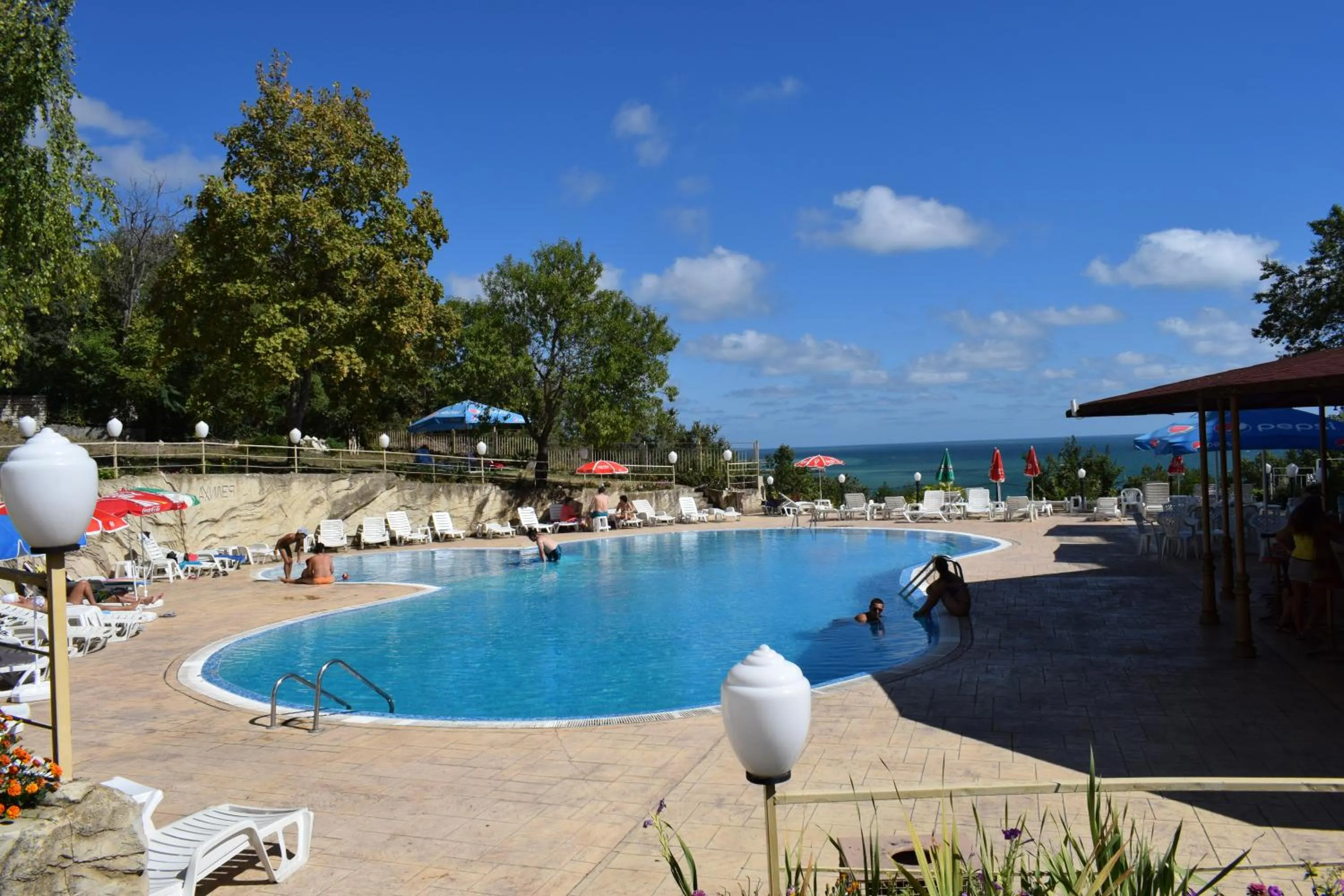 Swimming pool in Ahilea Hotel - Free Pool Access