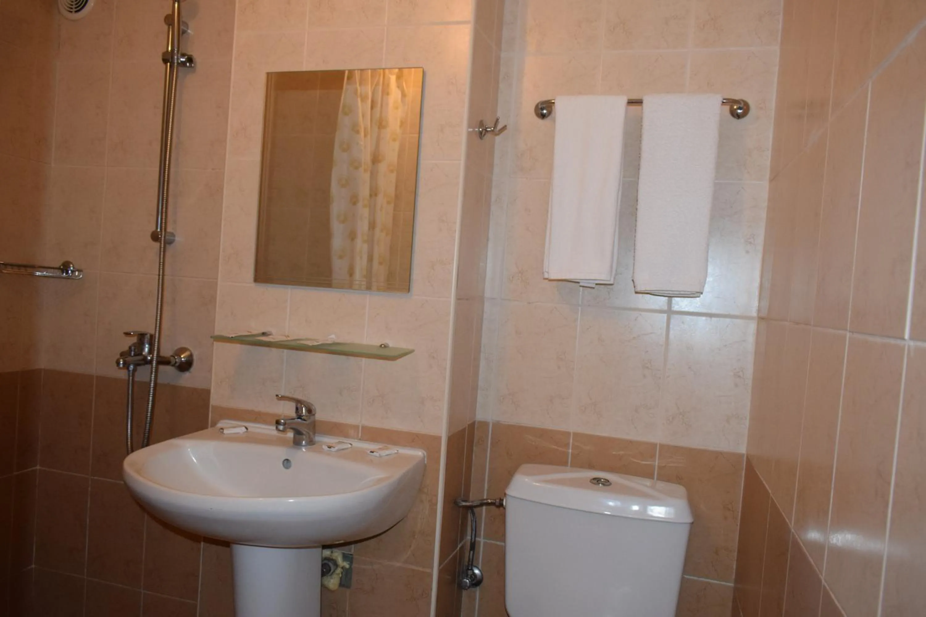 Shower in Ahilea Hotel - Free Pool Access