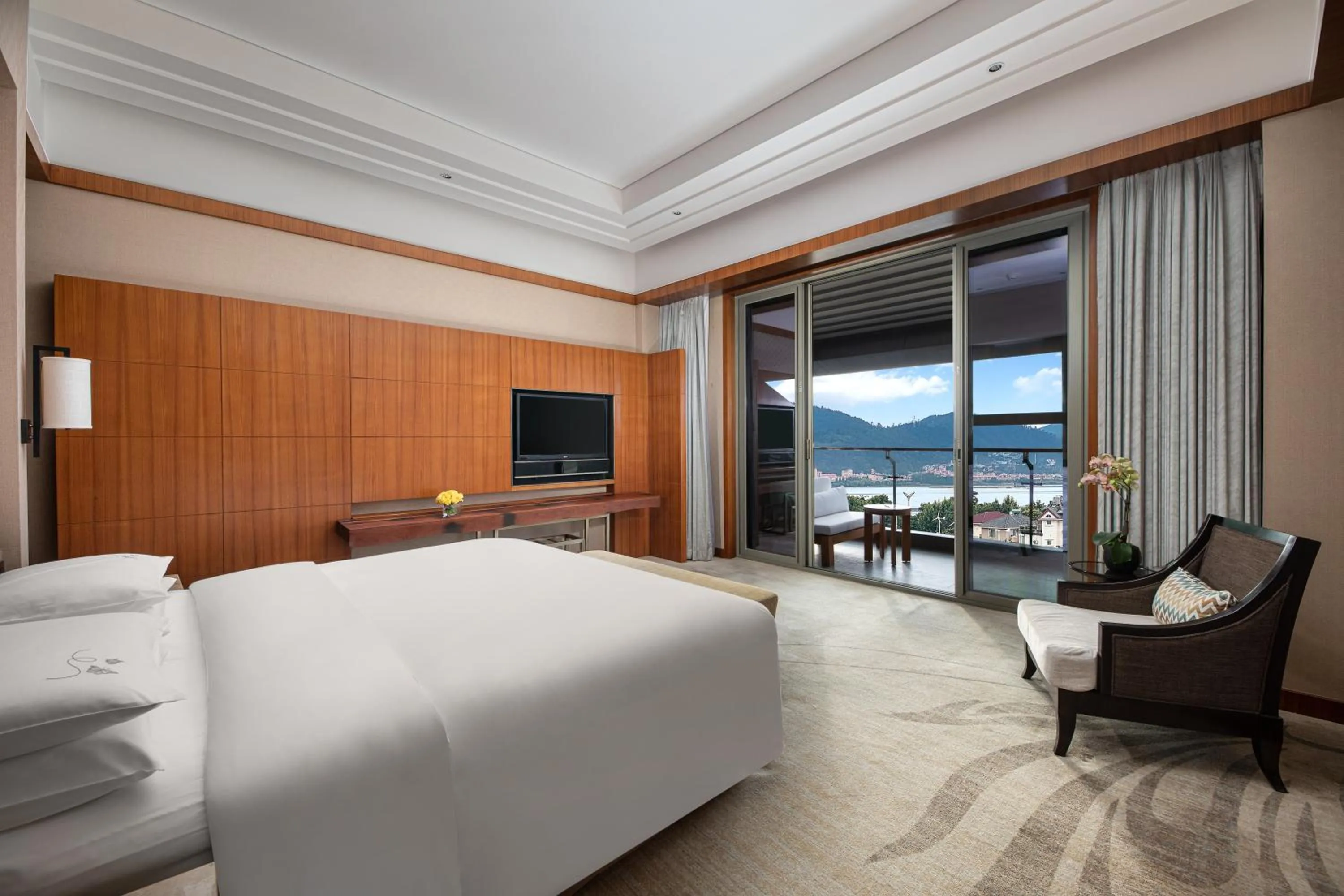 View (from property/room), Bed in InterContinental Kunming by IHG