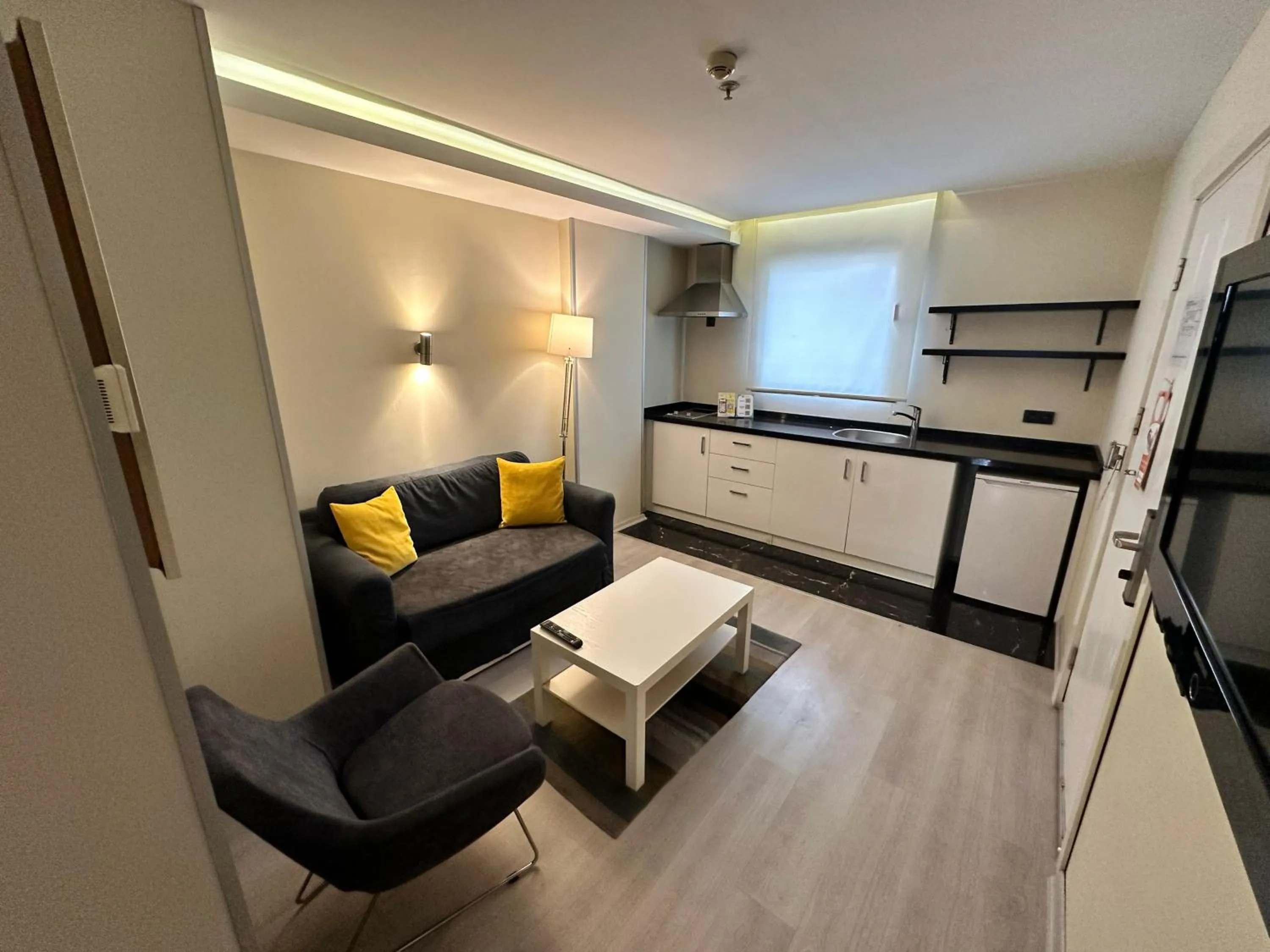 Living room, Bed in Tempo Suites Airport