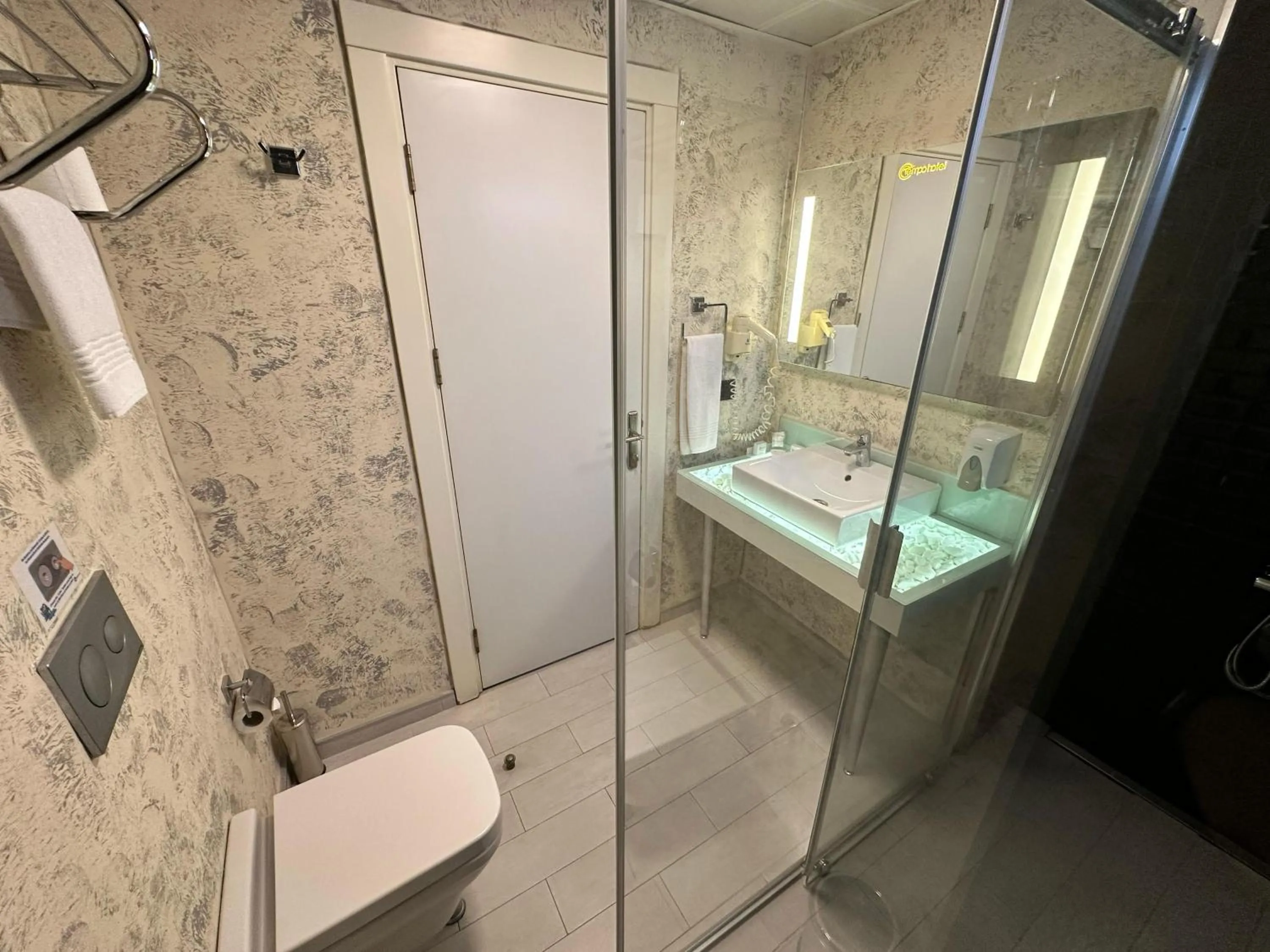 Shower in Tempo Suites Airport