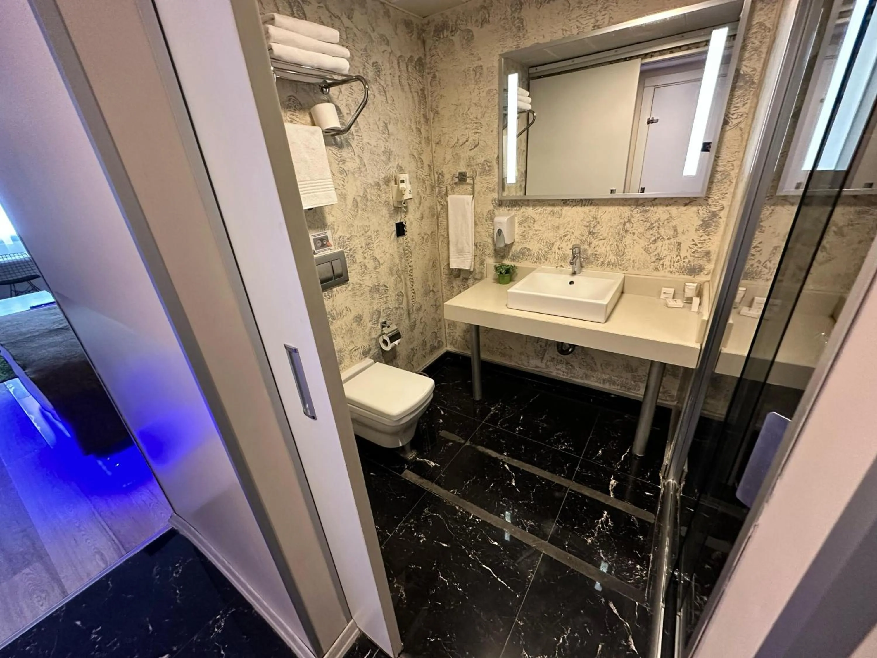 Shower in Tempo Suites Airport