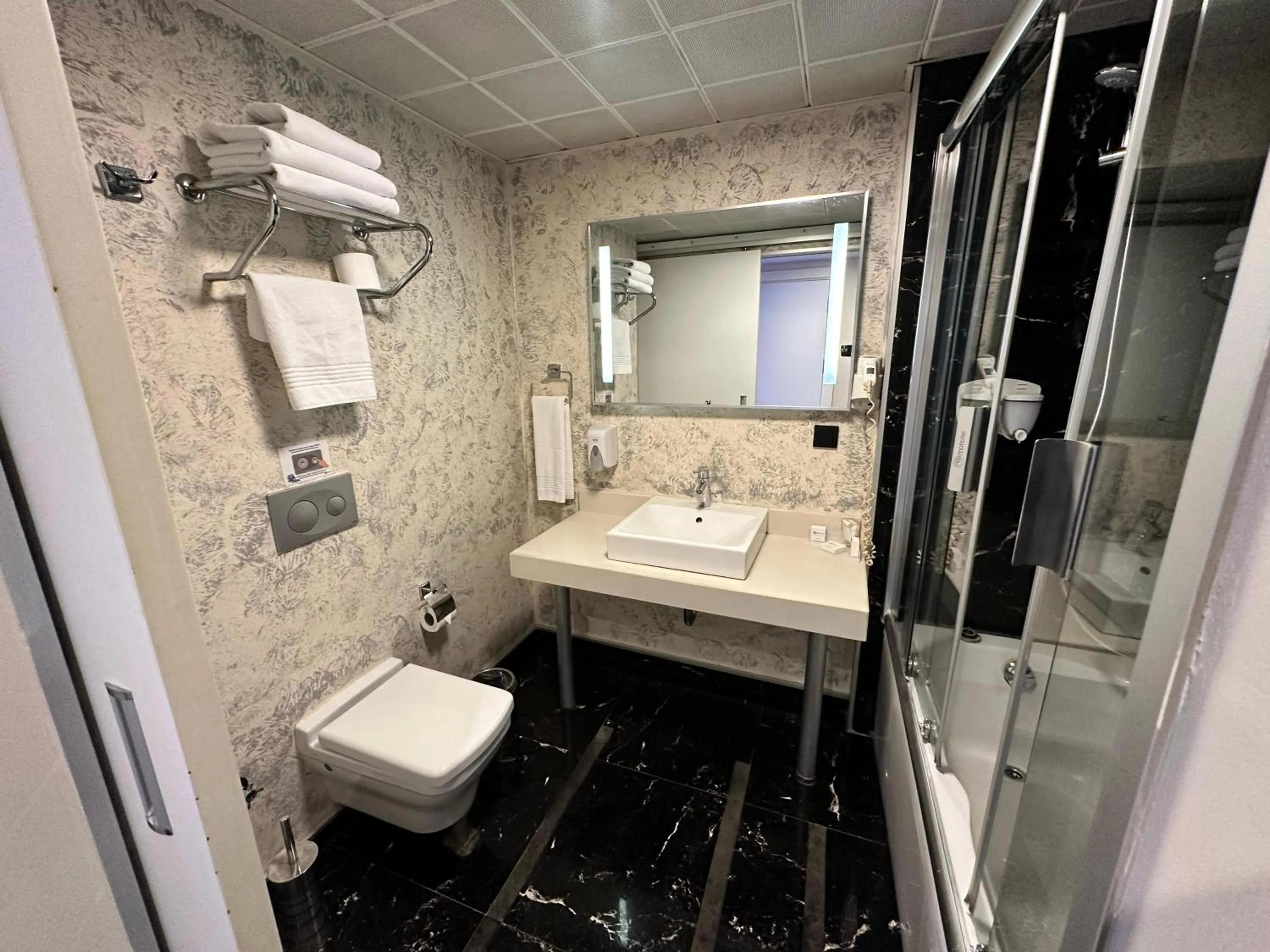 Shower in Tempo Suites Airport