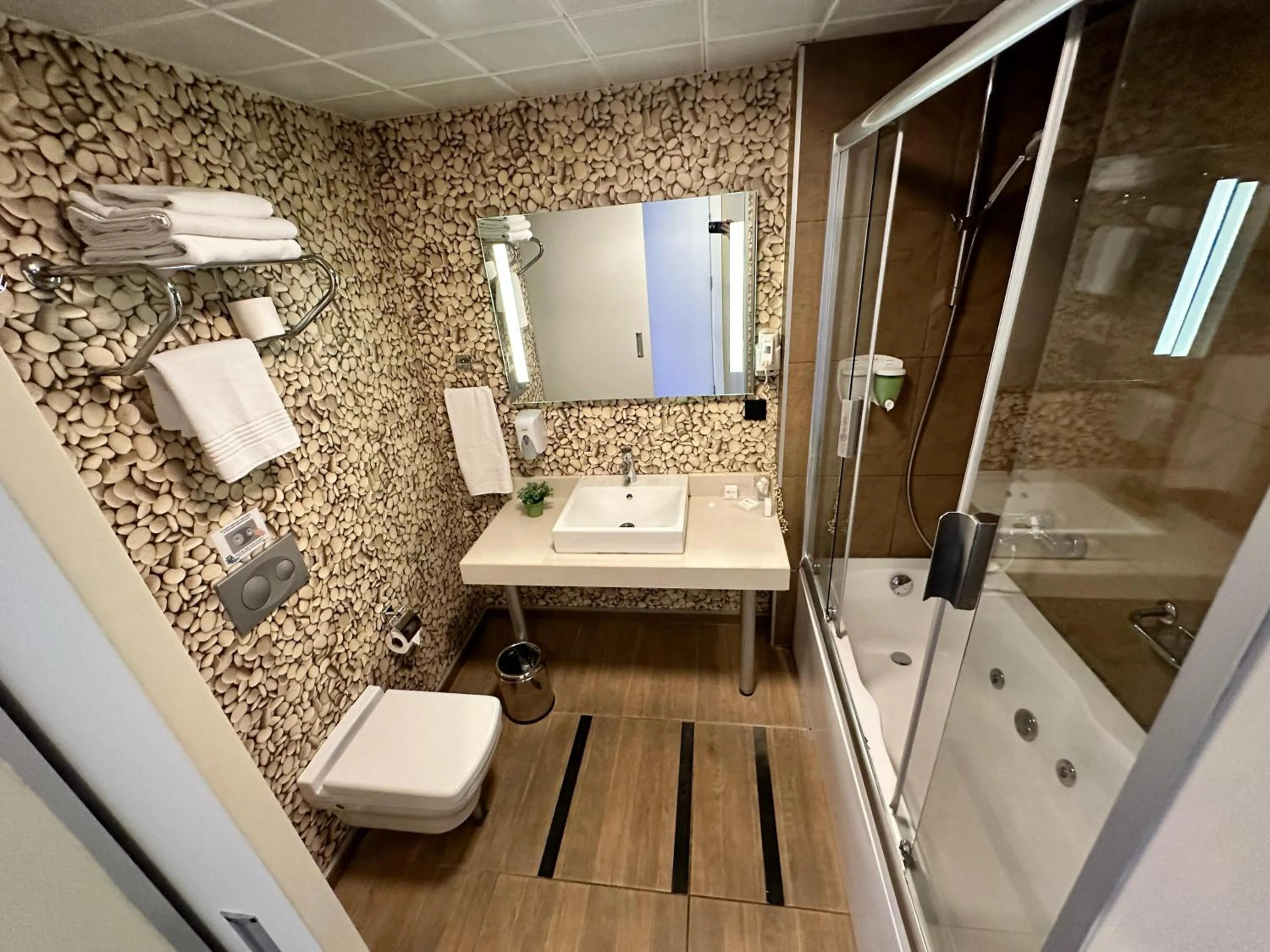 Shower in Tempo Suites Airport