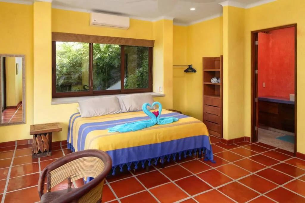 Villa Kiwi. Huge Pool, Steps To Town n Beach. 6 plus BRM 7.5 BTH 3 KCN