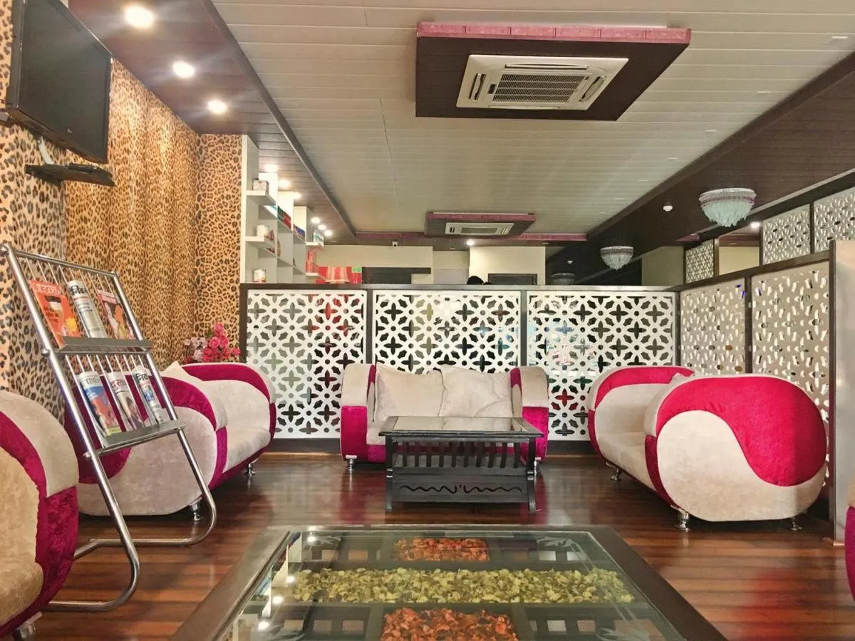 Lobby or reception in Spring Sky Mughalsarai By ShriGo Hotels