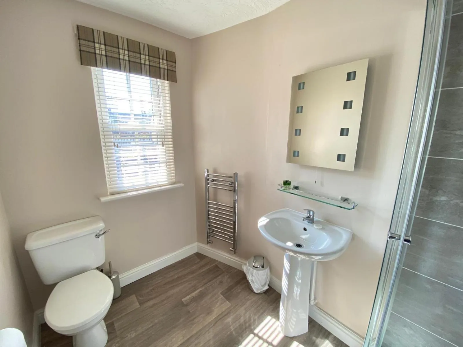 Shower in The Sutherland Arms