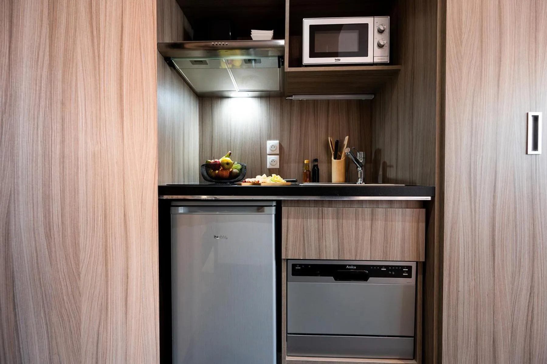 Kitchen or kitchenette in Nemea Appart Hotel Paris Levallois