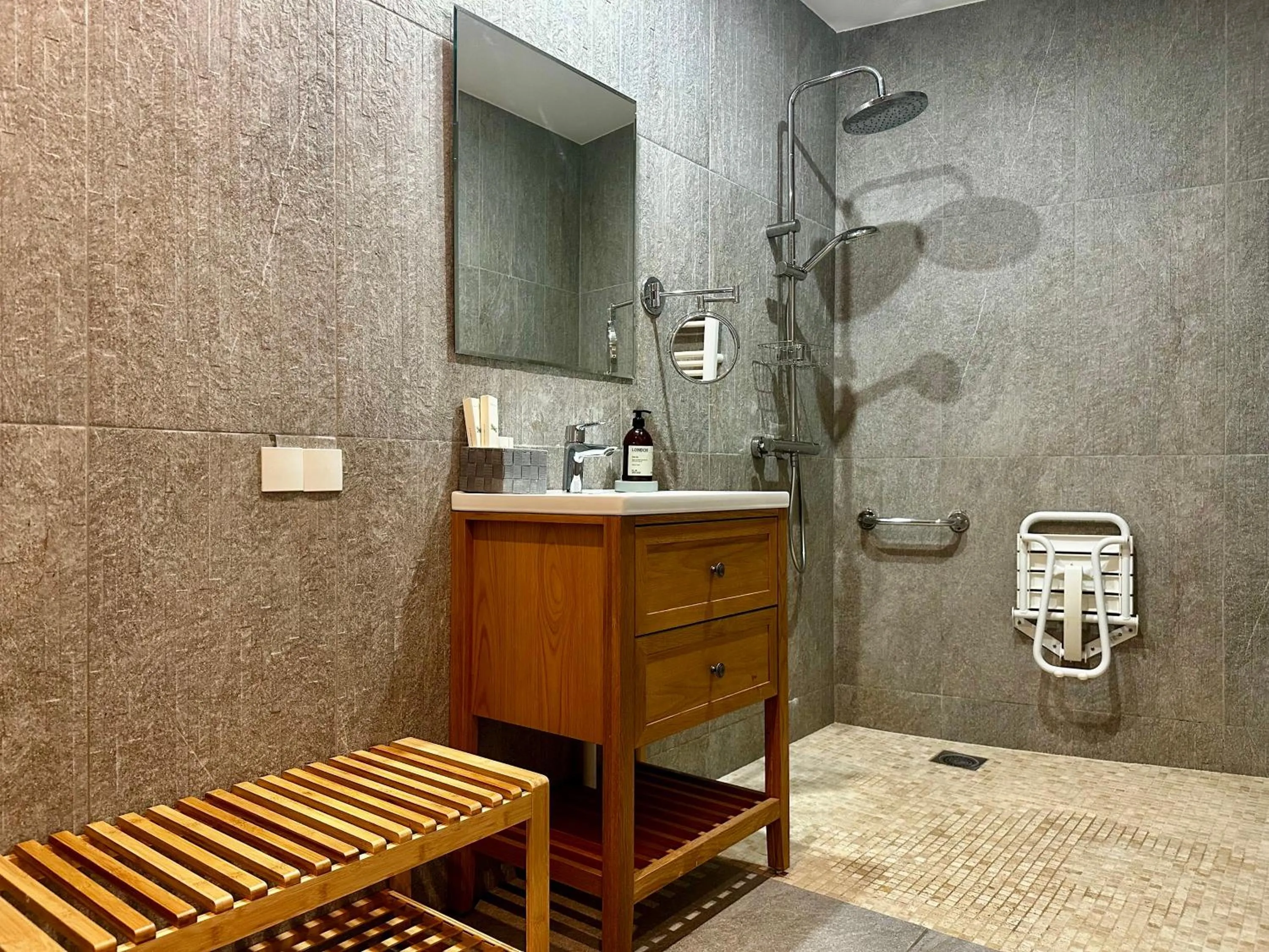 Bathroom in Irin Hotel