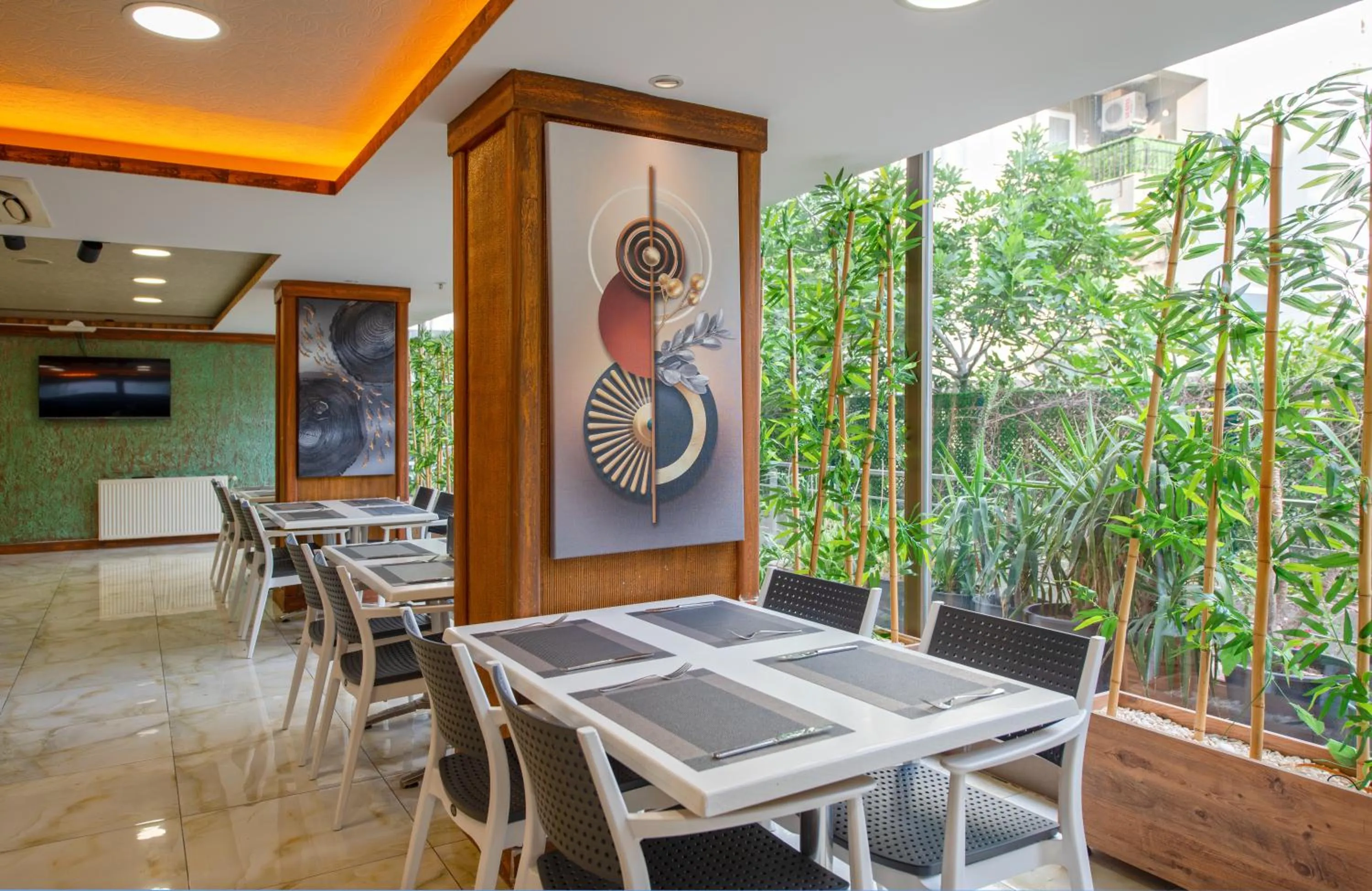 Restaurant/places to eat in Citrus Luna Suite Hotel