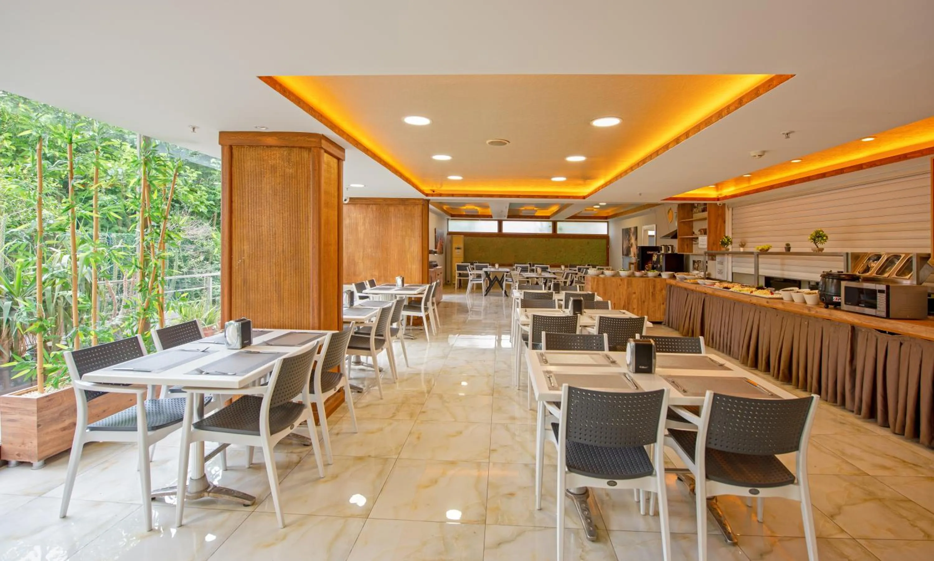 Restaurant/places to eat in Citrus Luna Suite Hotel