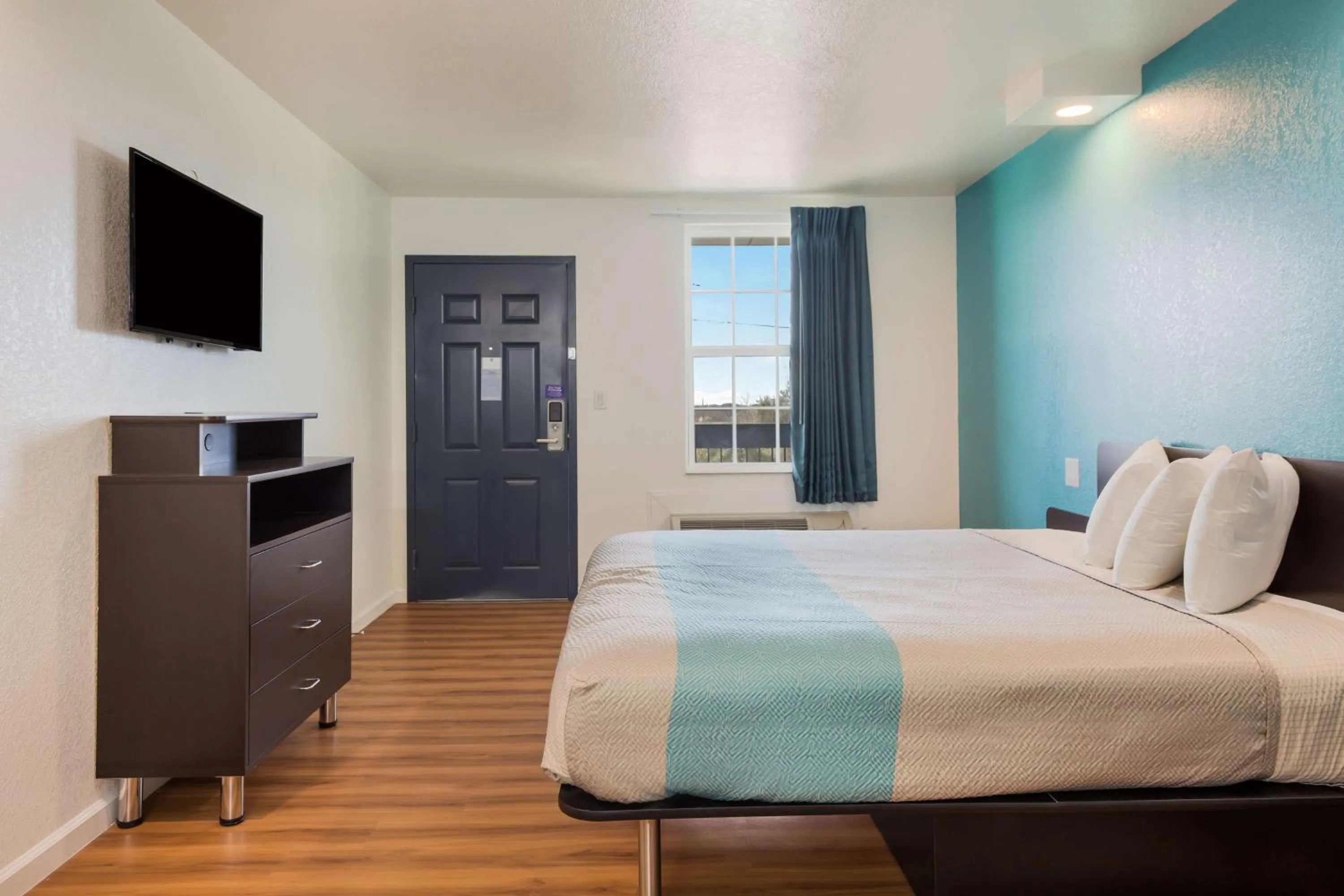 Photo of the whole room, Bed in Motel 6-Temple, TX