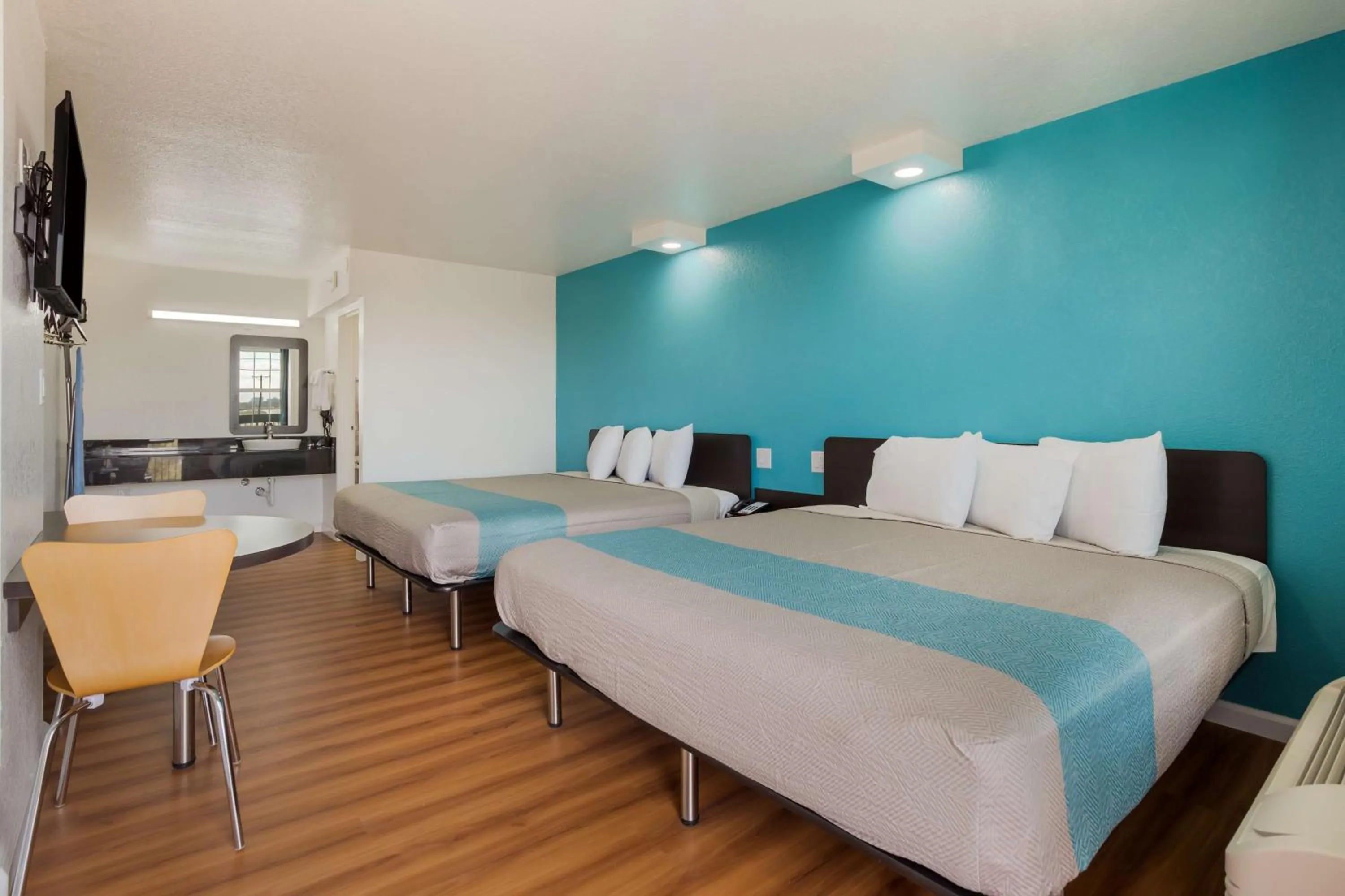 Photo of the whole room, Bed in Motel 6-Temple, TX