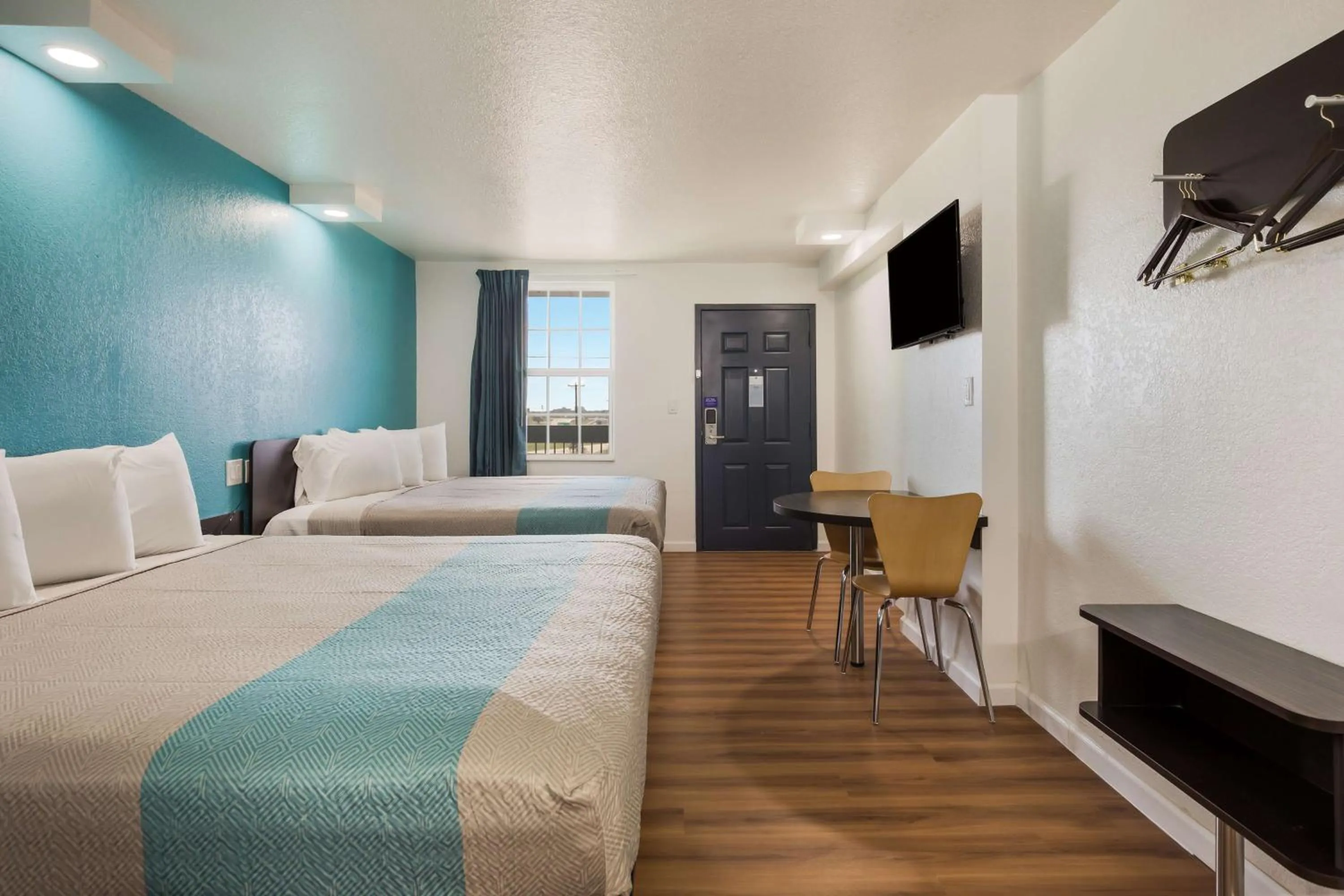 Photo of the whole room, Bed in Motel 6-Temple, TX